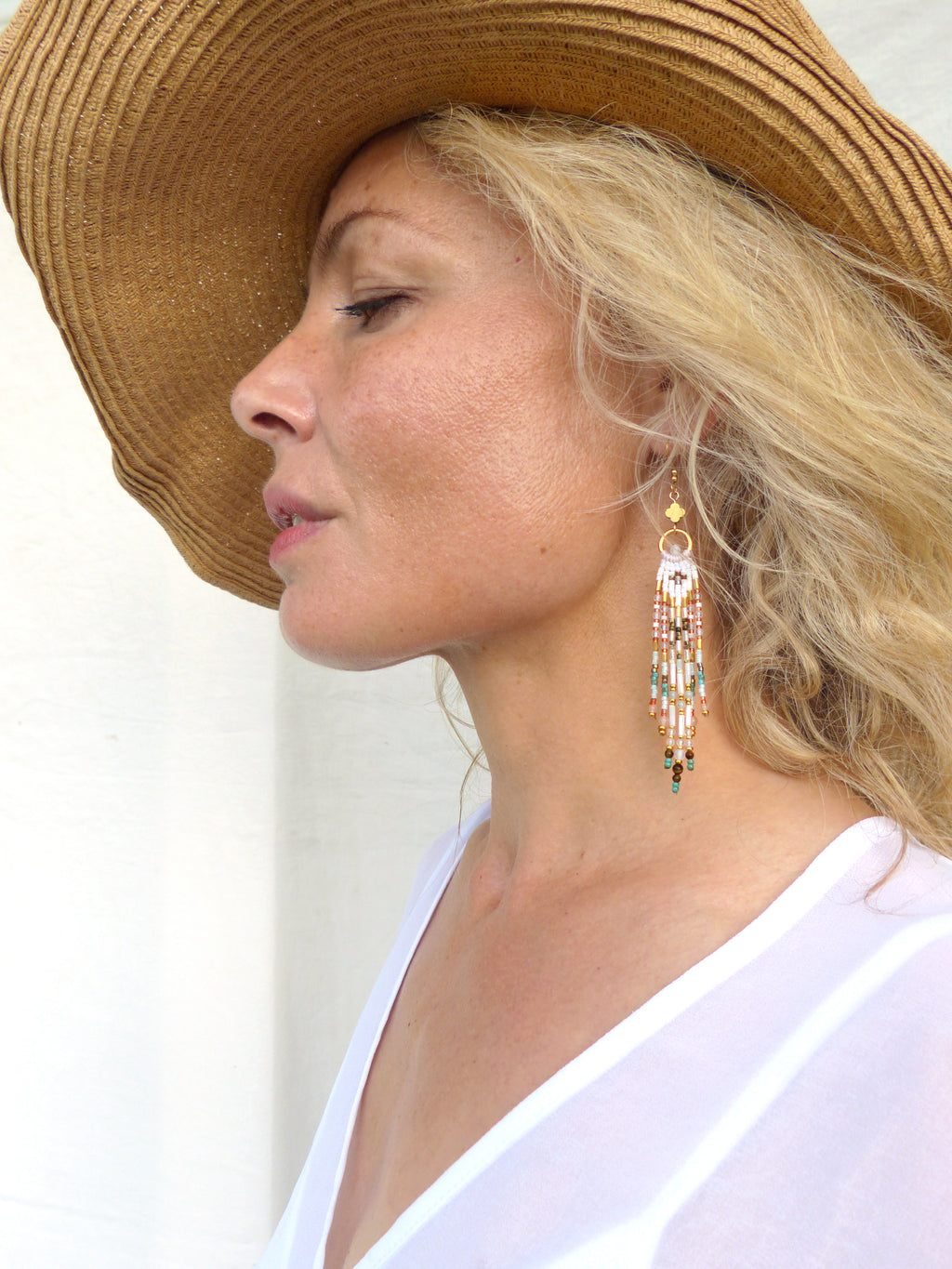 Longues boucles d'oreilles à franges précieuses Collection French Riviera - blanc opale turquoise et pêche - Perles de lune oeil de tigre aigue-marine