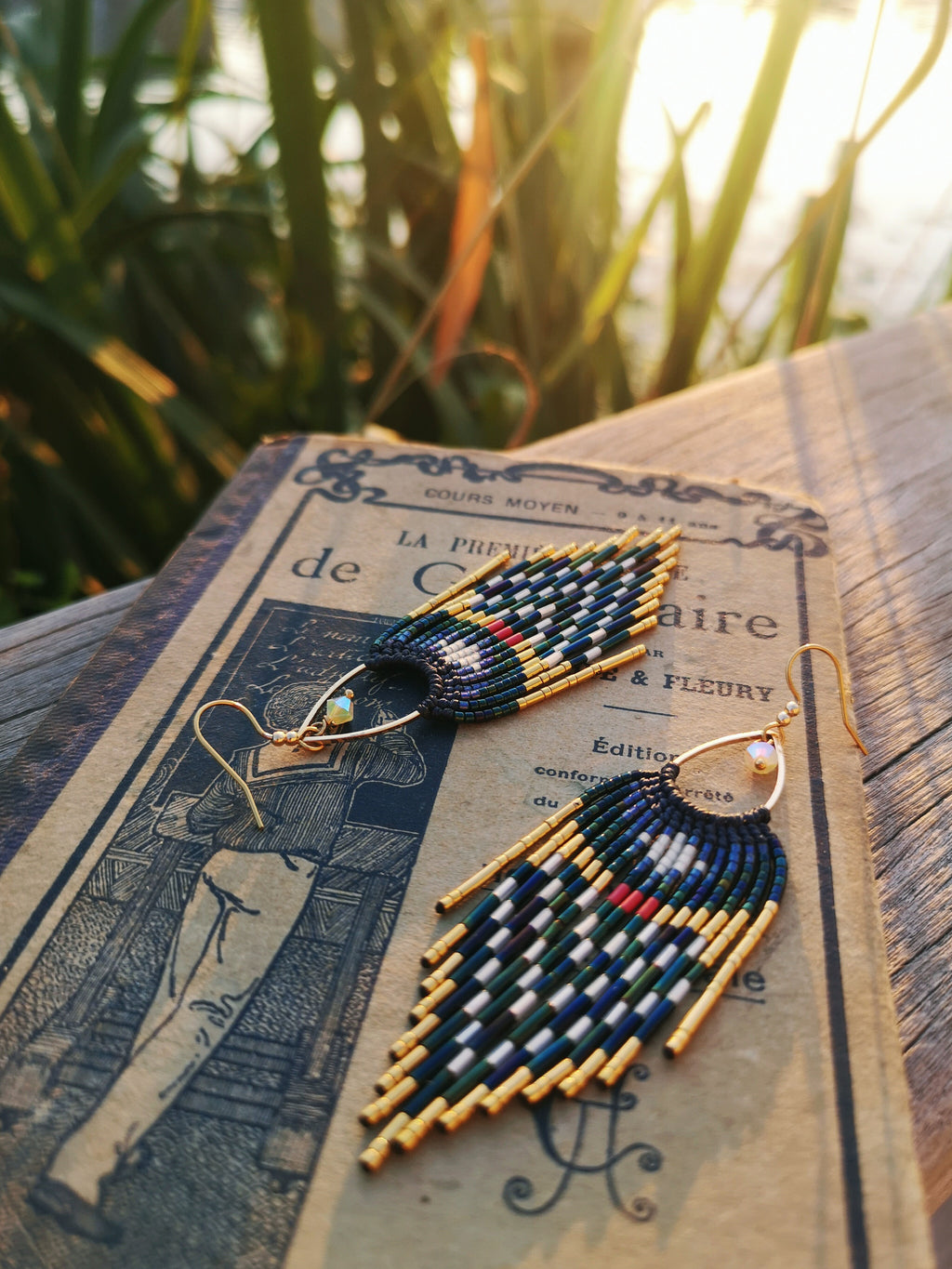 Longues boucles à franges perlées esprit marin rayures bleu marine blanc rouge doré Macramé et perles miyuki Bijoux bohème Cadeau pour elle