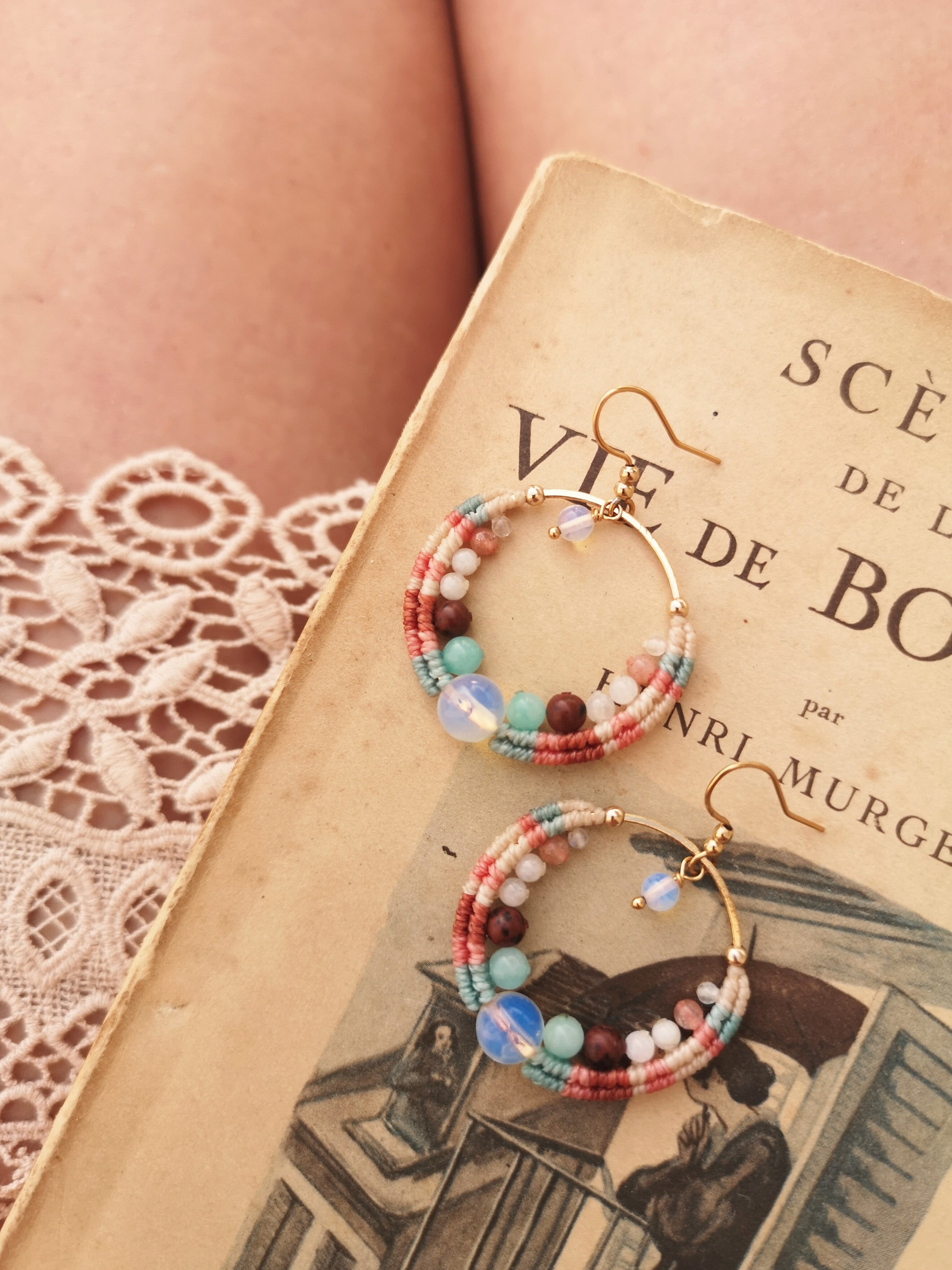 Boucles d’oreilles french bohème, Créoles tissées en macramé rose corail pastel terracotta turquoise opale, Pierre de lune, Bijoux d’artiste