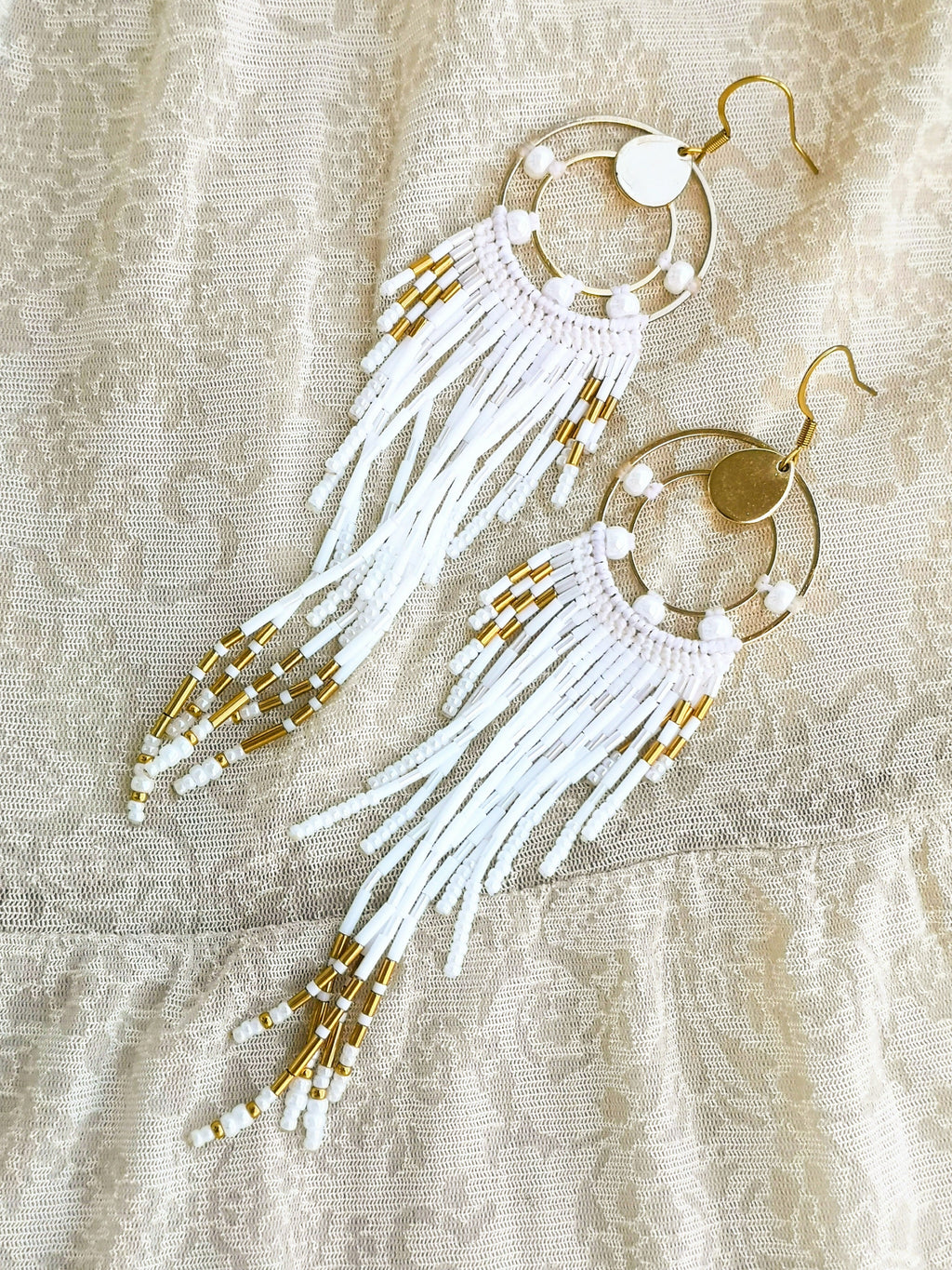 Grandes boucles d'oreilles de mariée à franges perlées blanches et plaqué or