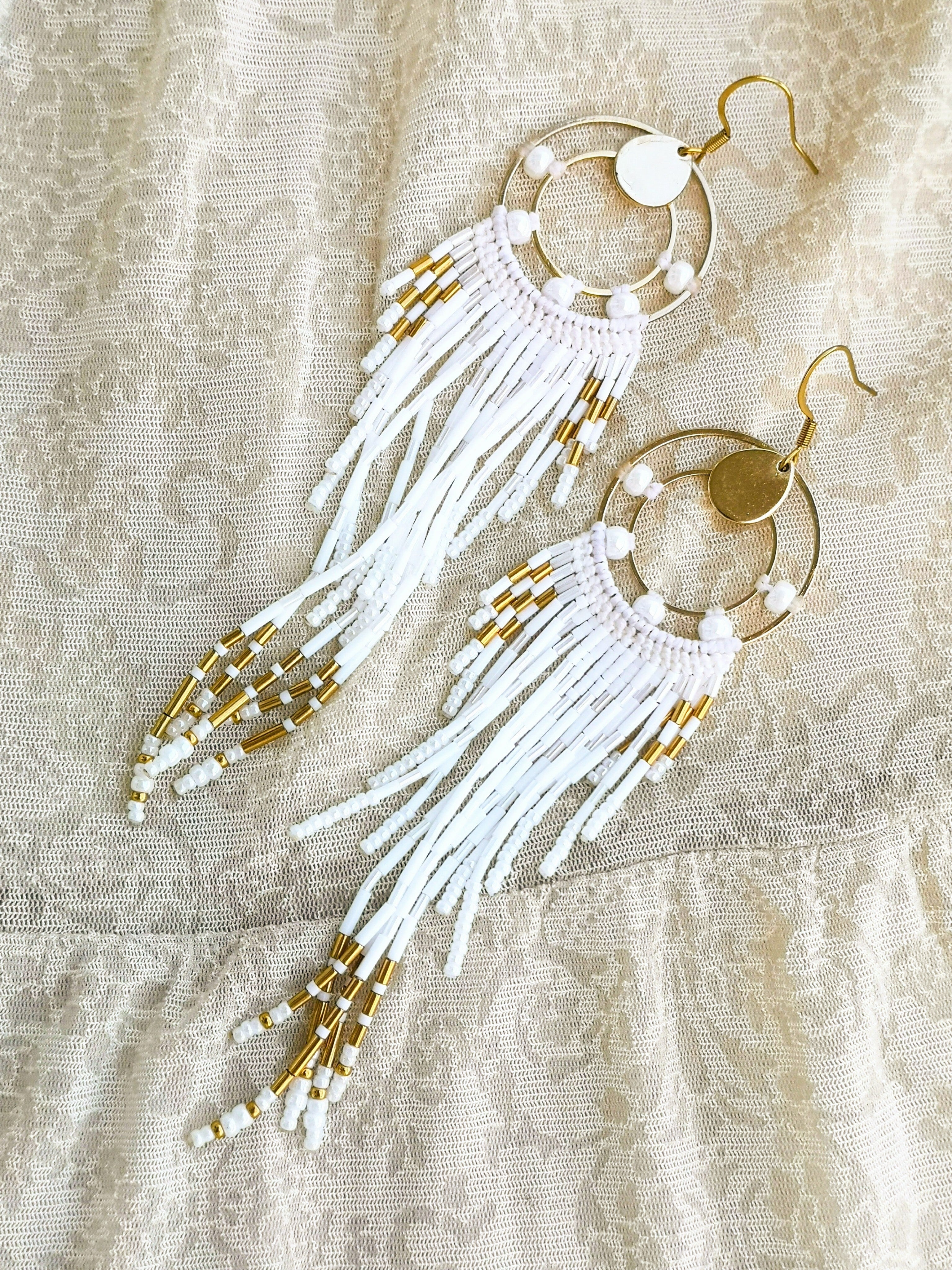 Grandes boucles d'oreilles de mariée à franges perlées blanches et plaqué or