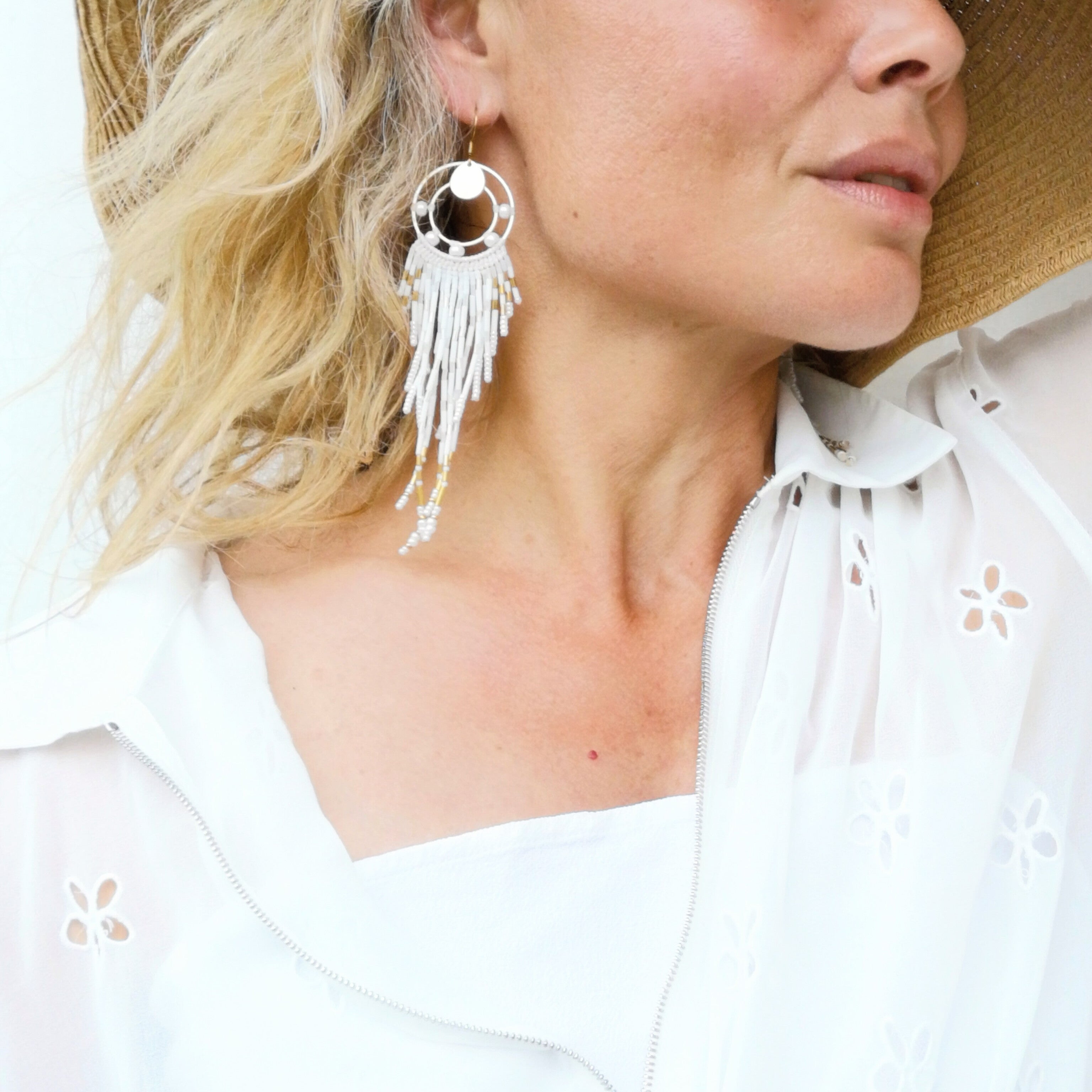 Grandes boucles d'oreilles de mariée à franges perlées blanches et plaqué or