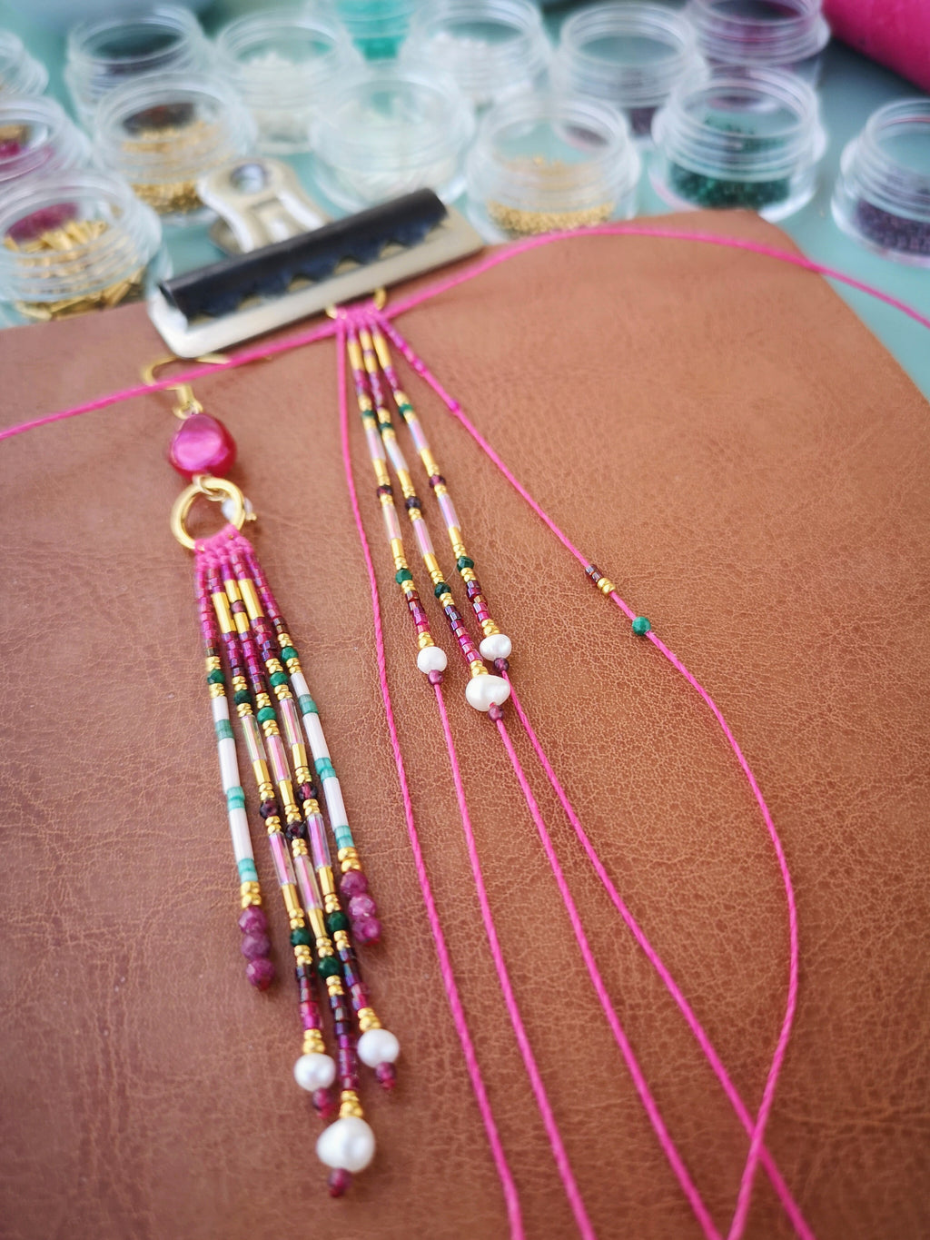 Longues boucles d'oreilles à franges précieuses Collection French Riviera - Rose Fuchsia - Perles en malachite grenat rubis