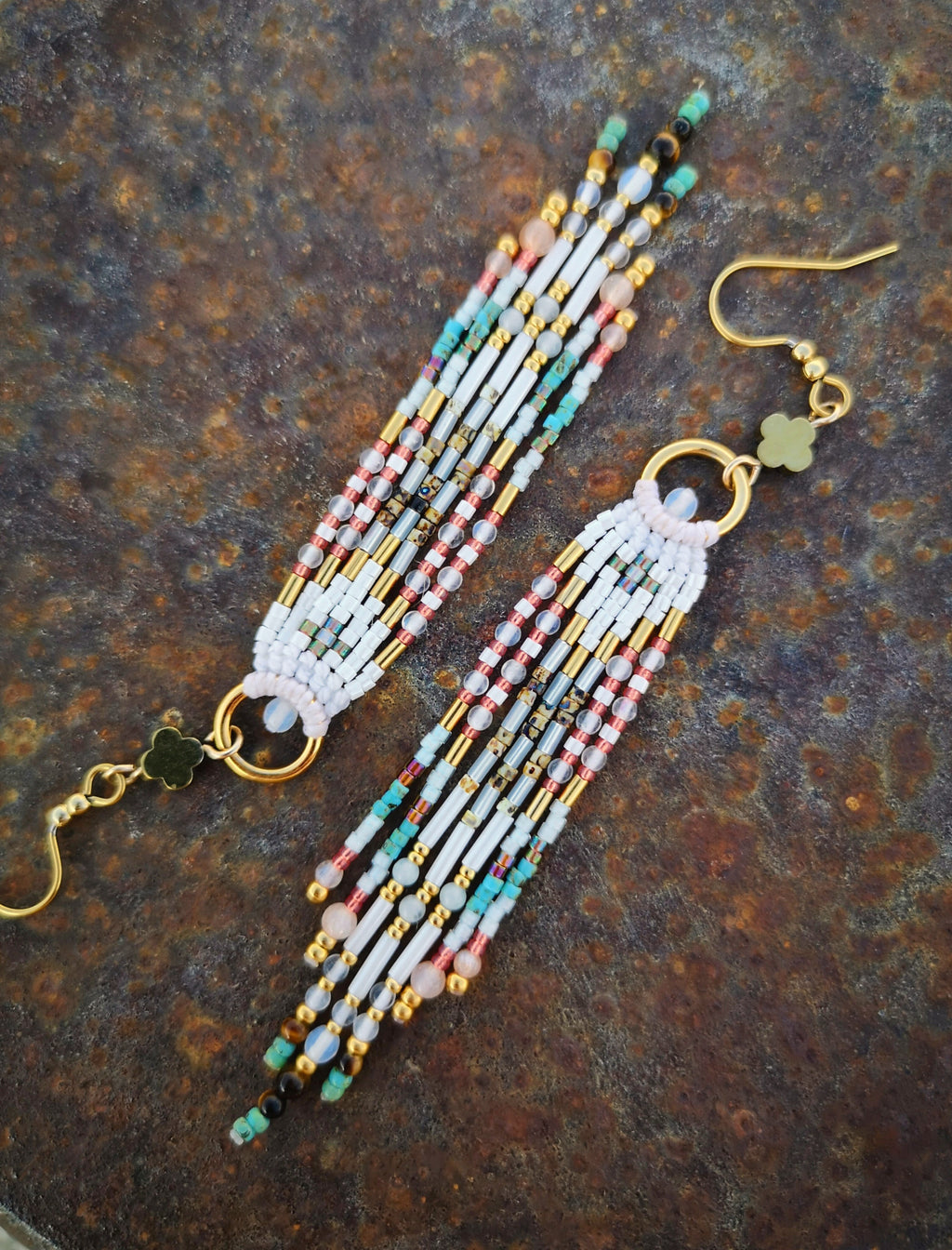 Longues boucles d'oreilles à franges précieuses Collection French Riviera - blanc opale turquoise et pêche - Perles de lune oeil de tigre aigue-marine