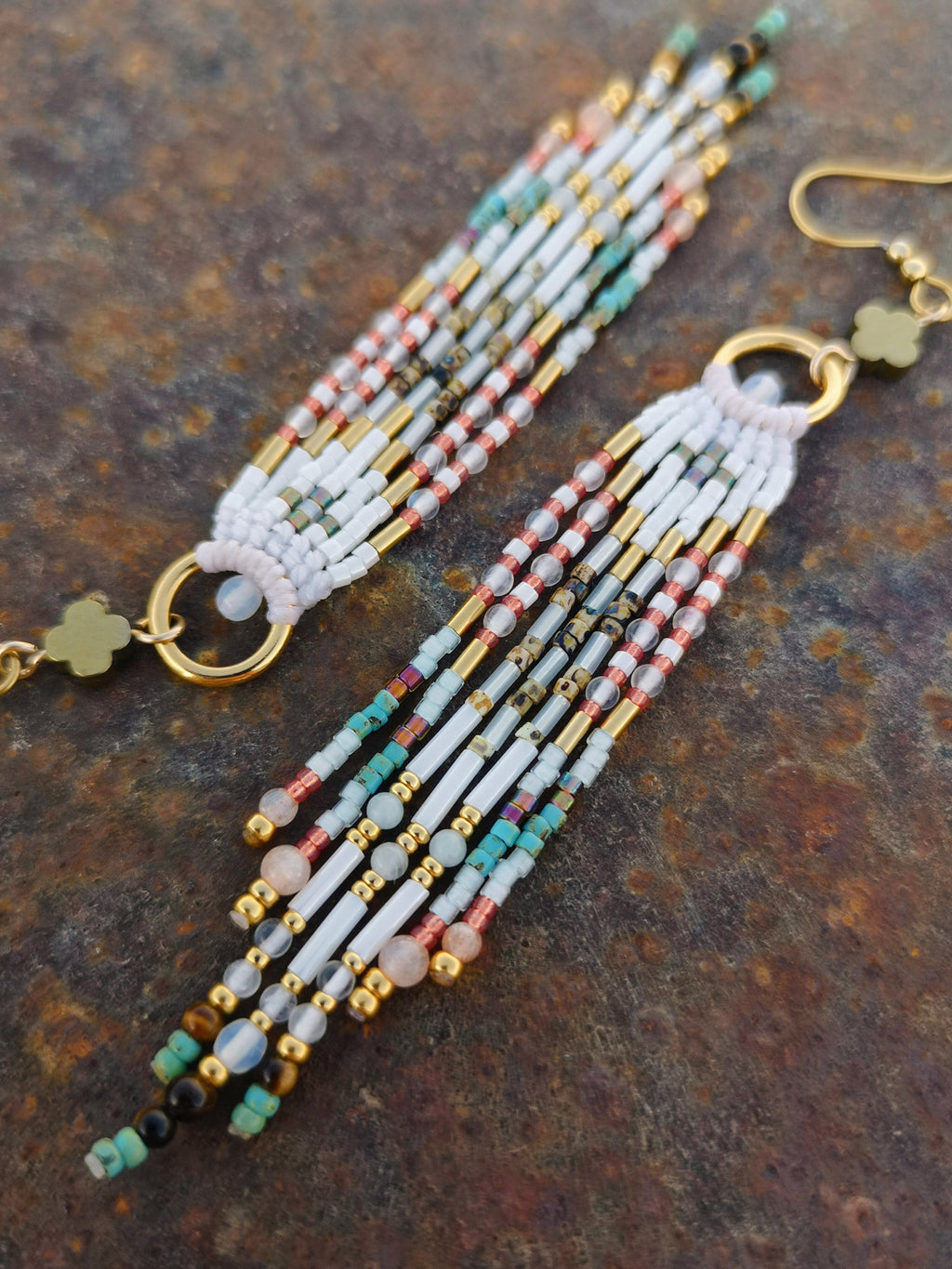 Longues boucles d'oreilles à franges précieuses Collection French Riviera - blanc opale turquoise et pêche - Perles de lune oeil de tigre aigue-marine