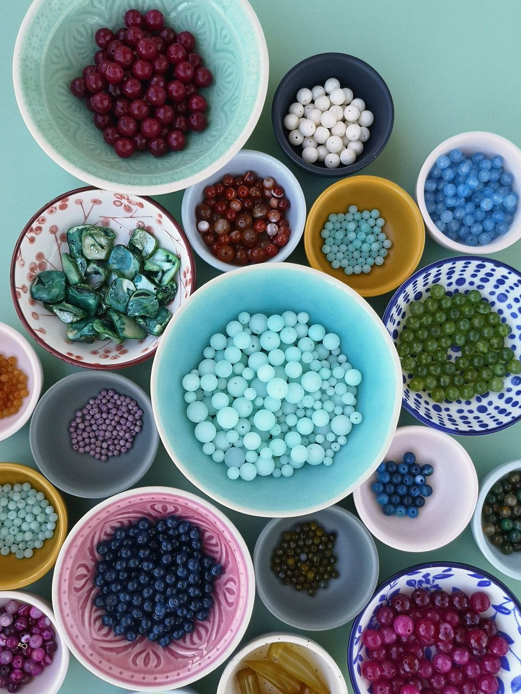 Les mini créoles Pondicherry - Boucles d'oreilles pendantes toutes en macramé et pierres gemmes