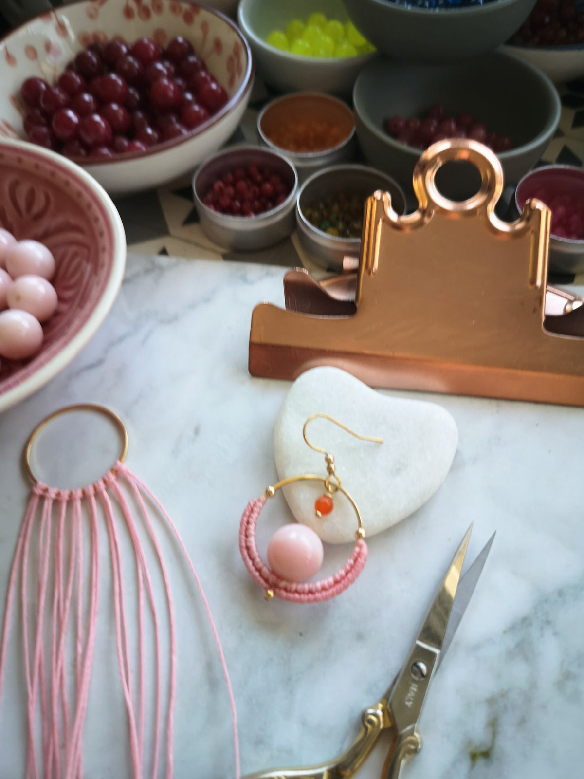 Les mini créoles Pondicherry - Boucles d'oreilles pendantes toutes en macramé et pierres gemmes