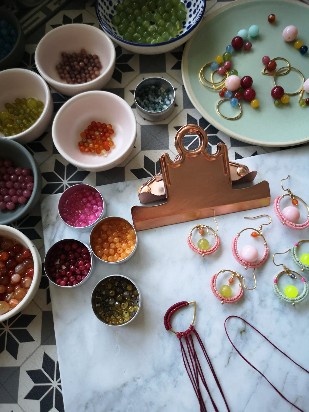 Les mini gouttes Pondicherry - Boucles d'oreilles pendantes toutes en macramé et pierres gemmes