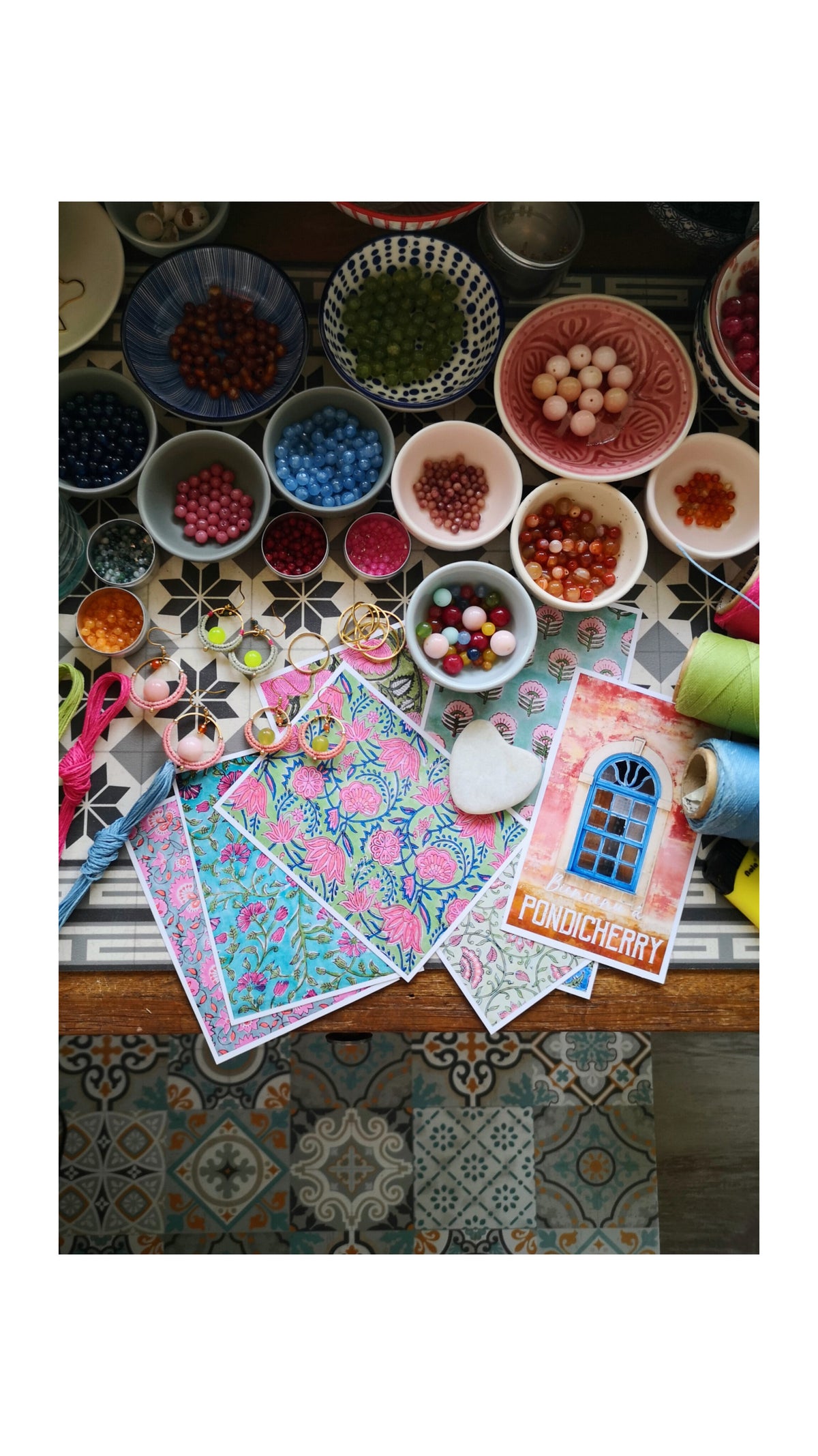 Les mini gouttes Pondicherry - Boucles d'oreilles pendantes toutes en macramé et pierres gemmes