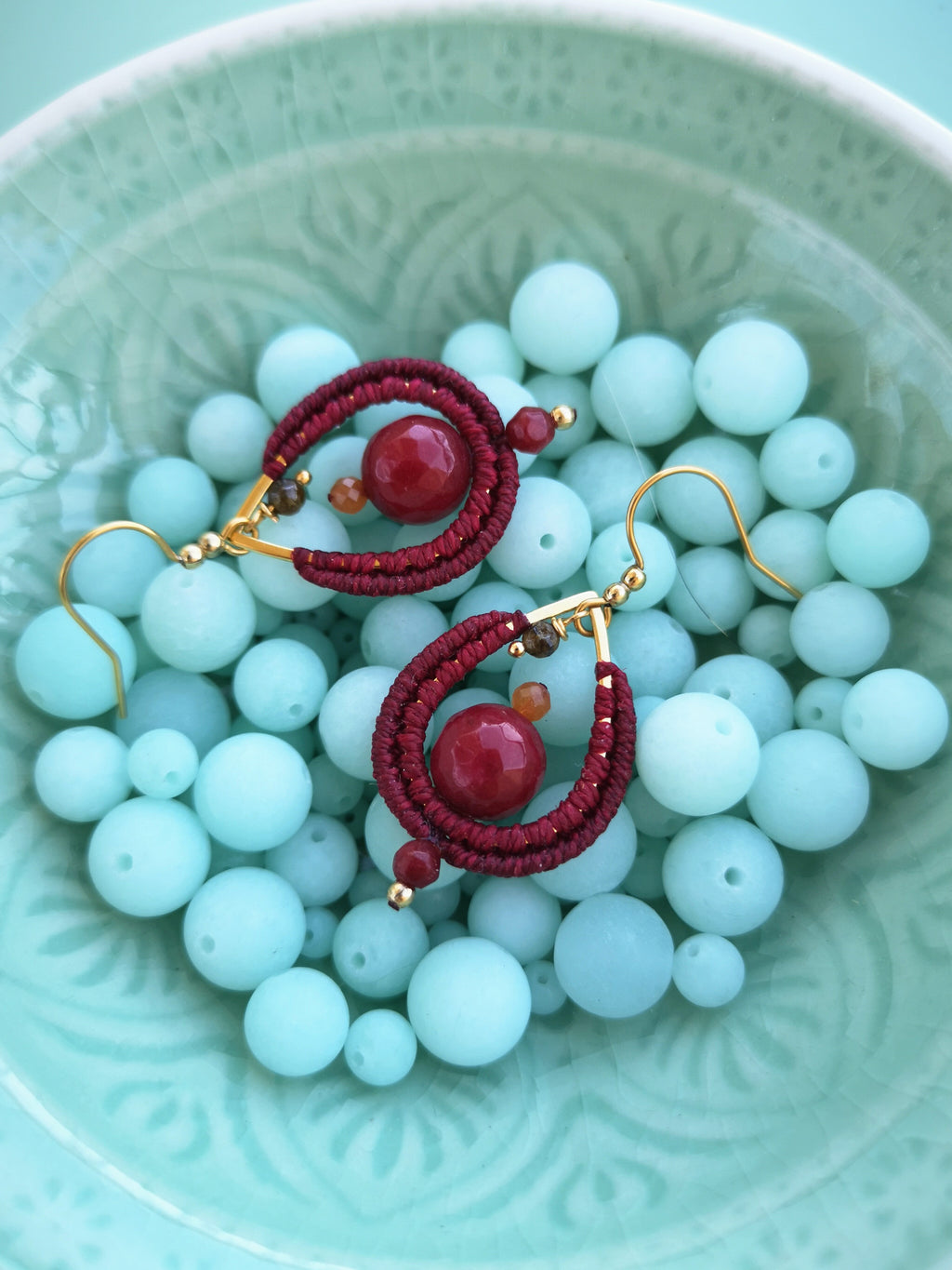 Les mini gouttes Pondicherry - Boucles d'oreilles pendantes toutes en macramé et pierres gemmes