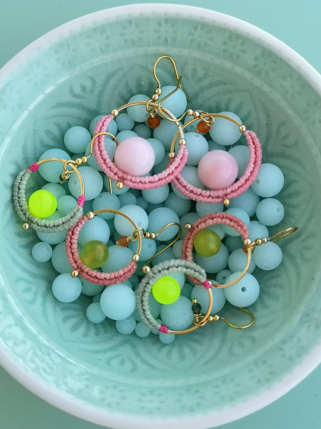 Les mini créoles Pondicherry - Boucles d'oreilles pendantes toutes en macramé et pierres gemmes