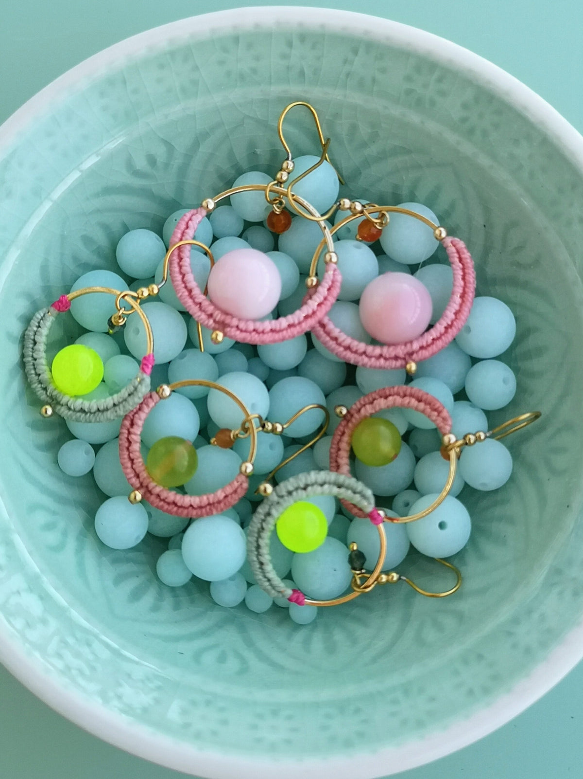 Les mini créoles Pondicherry - Boucles d'oreilles pendantes toutes en macramé et pierres gemmes