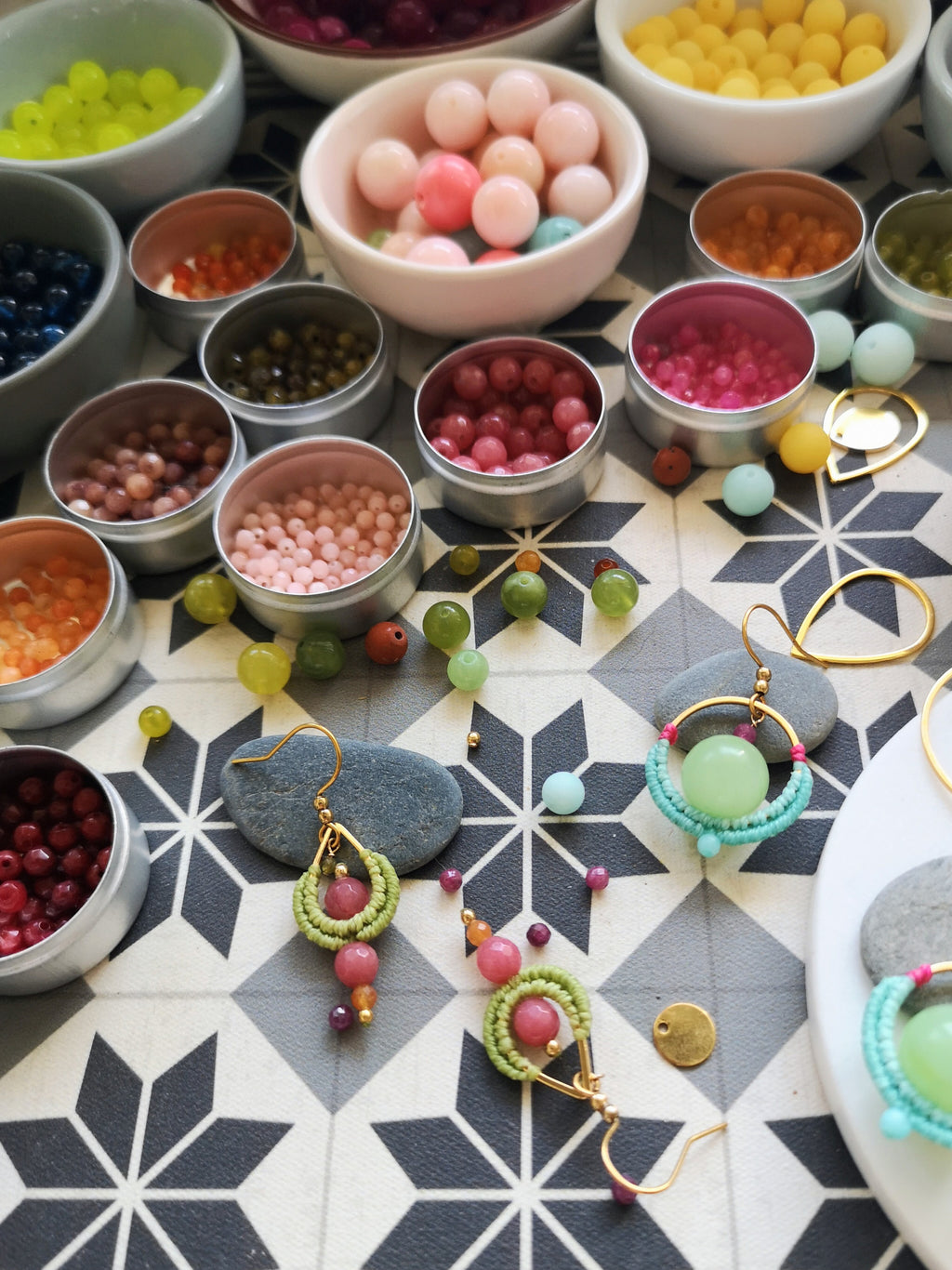 Les mini gouttes Pondicherry - Boucles d'oreilles pendantes toutes en macramé et pierres gemmes