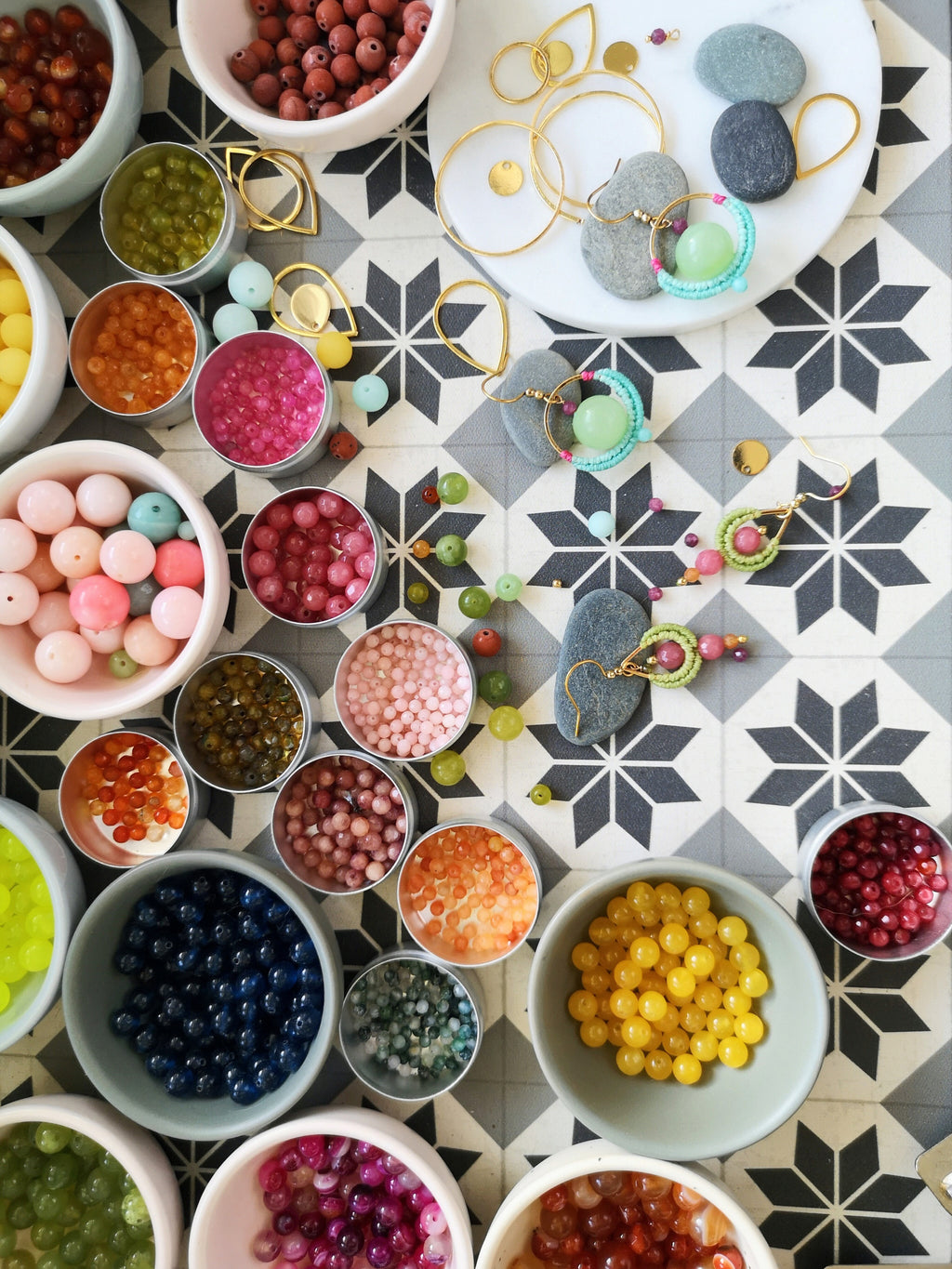 Les mini créoles Pondicherry - Boucles d'oreilles pendantes toutes en macramé et pierres gemmes