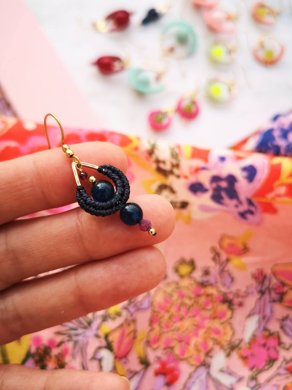 Les mini gouttes Pondicherry - Boucles d'oreilles pendantes toutes en macramé et pierres gemmes