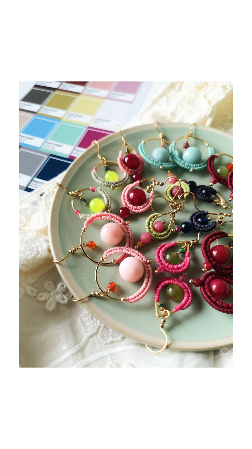 Les mini gouttes Pondicherry - Boucles d'oreilles pendantes toutes en macramé et pierres gemmes