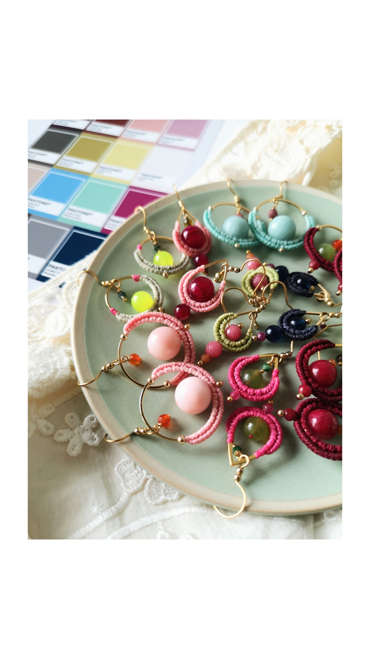 Les mini gouttes Pondicherry - Boucles d'oreilles pendantes toutes en macramé et pierres gemmes