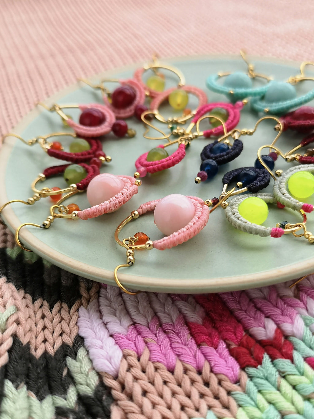 Les mini créoles Pondicherry - Boucles d'oreilles pendantes toutes en macramé et pierres gemmes