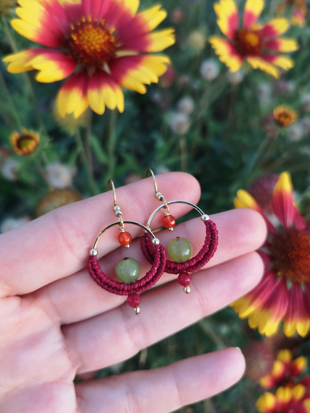 Les mini créoles Pondicherry - Boucles d'oreilles pendantes toutes en macramé et pierres gemmes