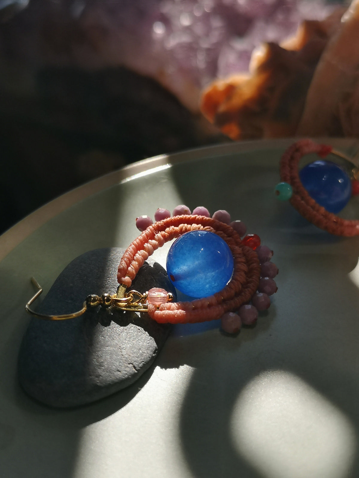 Boucles d'oreilles gouttes précieuses de la collection GOA en agate bleu, phosphorite et fil terracotta
