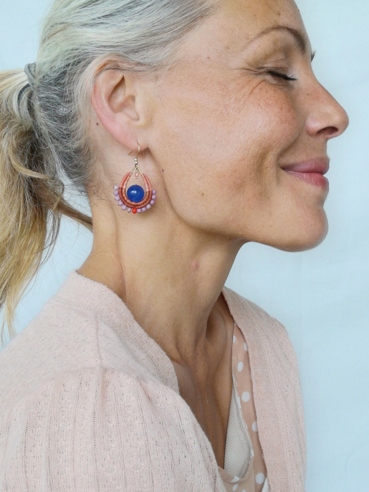 Boucles d'oreilles gouttes précieuses de la collection GOA en agate bleu, phosphorite et fil terracotta