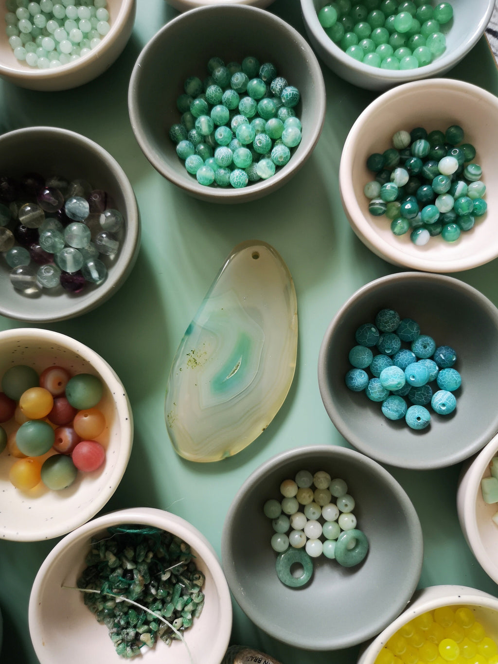 Mala avec une grande agate gris vert menthe opalescent - Collier sautoir en perles de pierres, verre vintage et gold filled 18k - Collection GOA