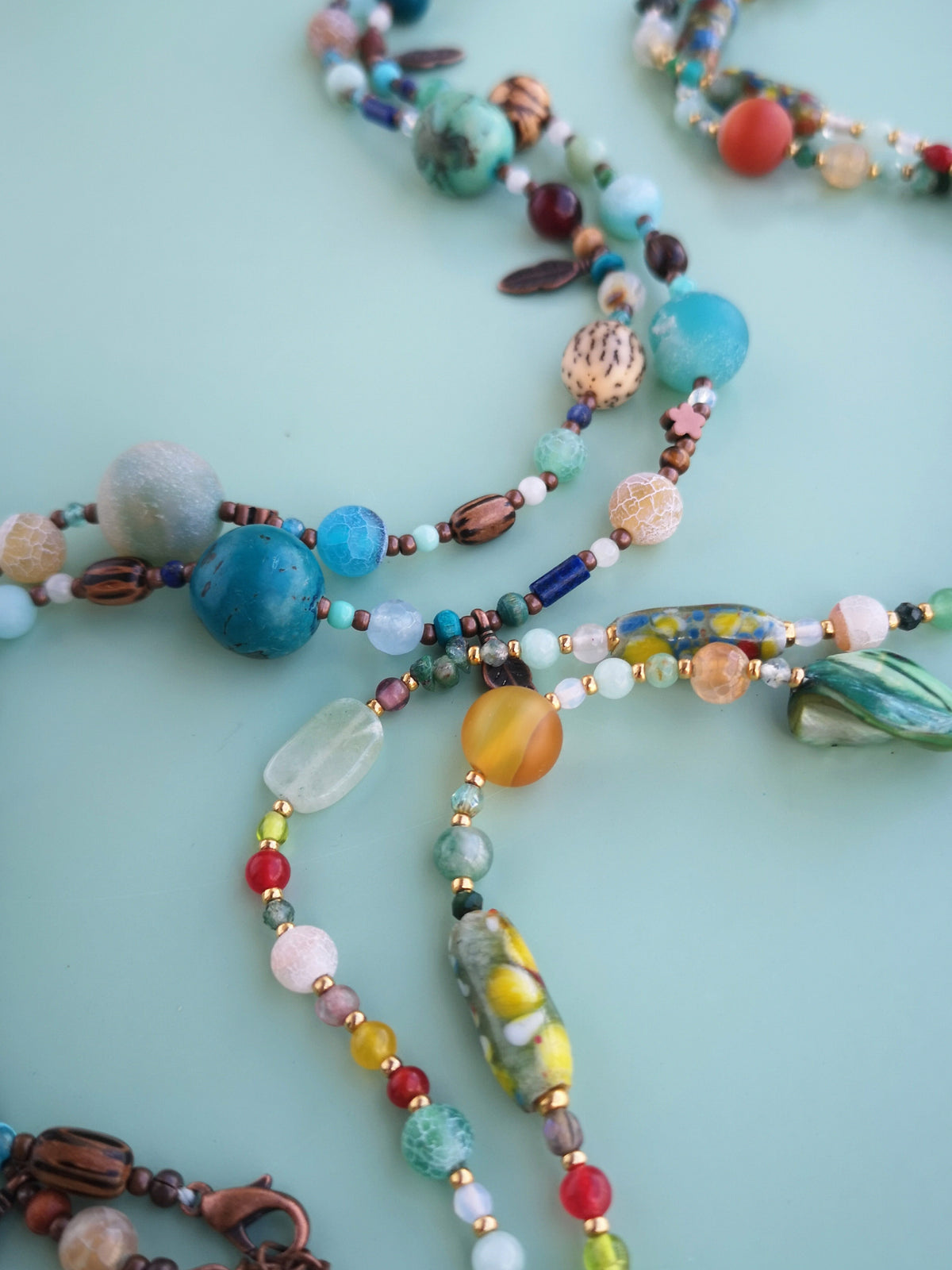 Mala avec une grande agate gris vert menthe opalescent - Collier sautoir en perles de pierres, verre vintage et gold filled 18k - Collection GOA