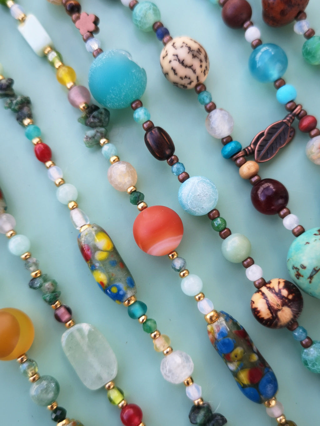 Mala avec une grande agate gris vert menthe opalescent - Collier sautoir en perles de pierres, verre vintage et gold filled 18k - Collection GOA