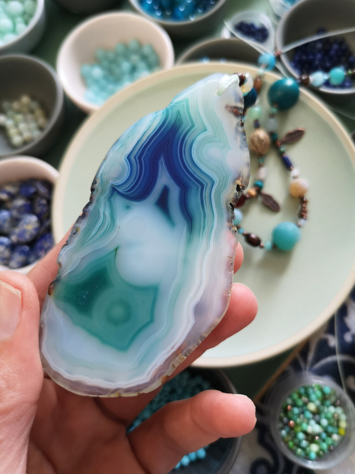 Mala avec une grande agate bleue - Collier sautoir en perles de pierres, graines, bois et métal cuivré - Collection GOA