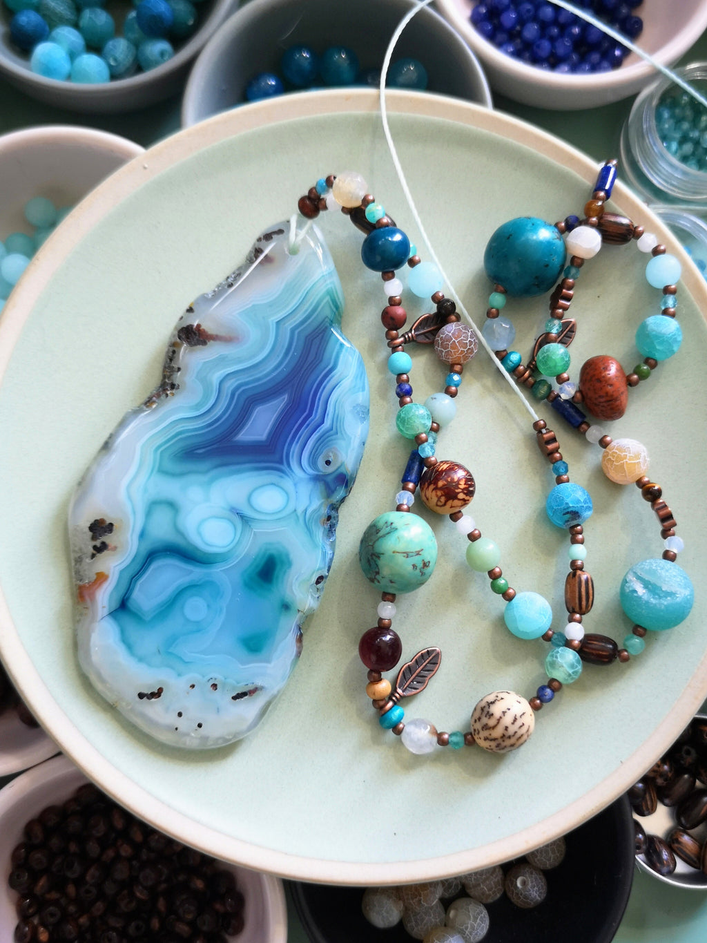 Mala avec une grande agate bleue - Collier sautoir en perles de pierres, graines, bois et métal cuivré - Collection GOA