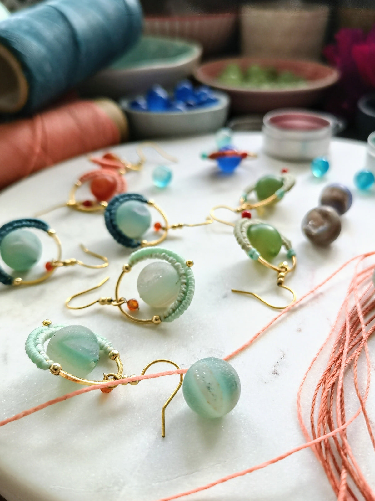 Mini boucles d'oreilles créoles GOA en agate druzy bleu vert sarcelle et rouge - Pièce unique