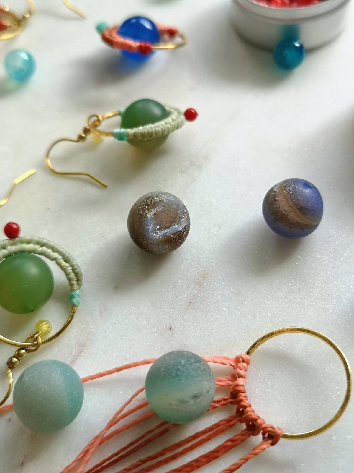 Mini boucles d'oreilles créoles GOA en agate druzy bleu vert sarcelle et rouge - Pièce unique