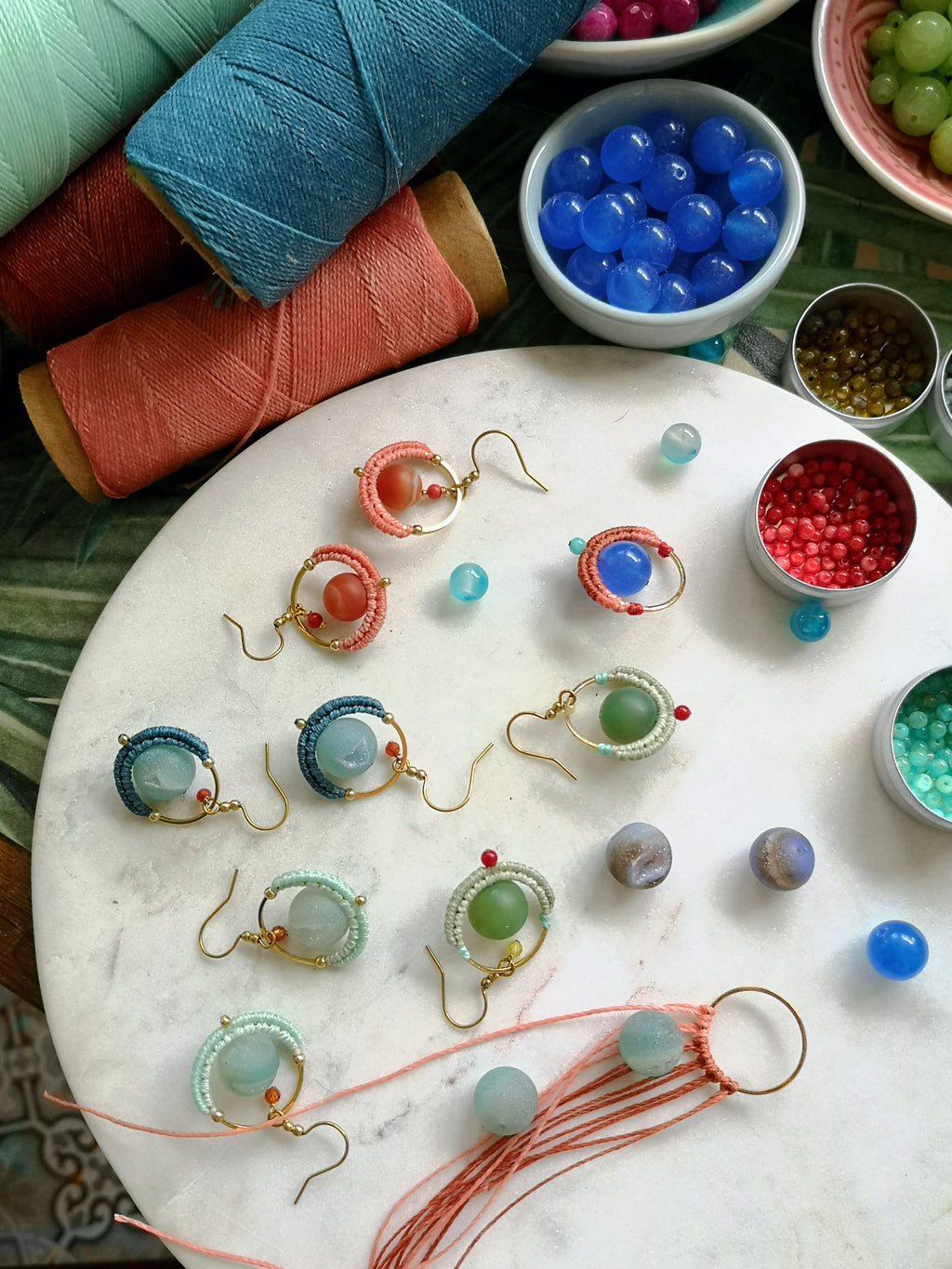 Mini boucles d'oreilles créoles GOA en agate druzy bleu vert sarcelle et rouge - Pièce unique