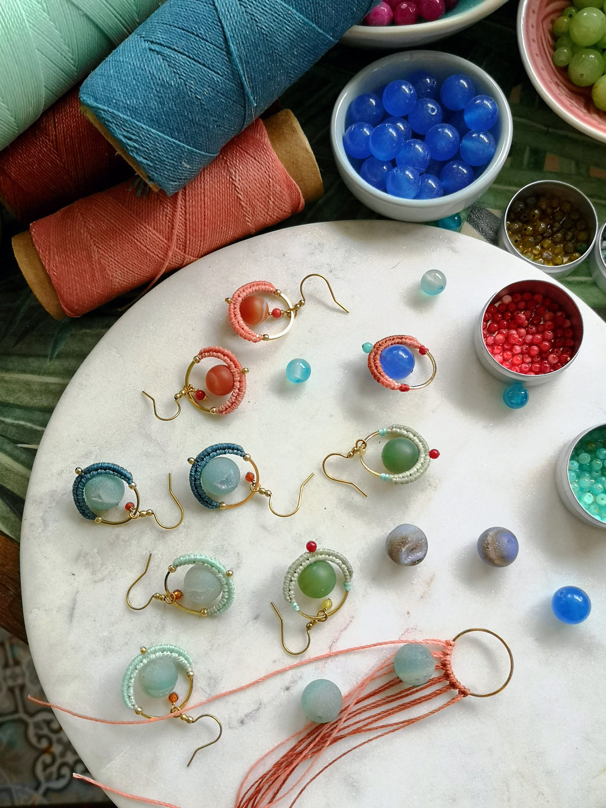 Mini boucles d'oreilles créoles GOA en agate druzy bleu vert sarcelle et rouge - Pièce unique