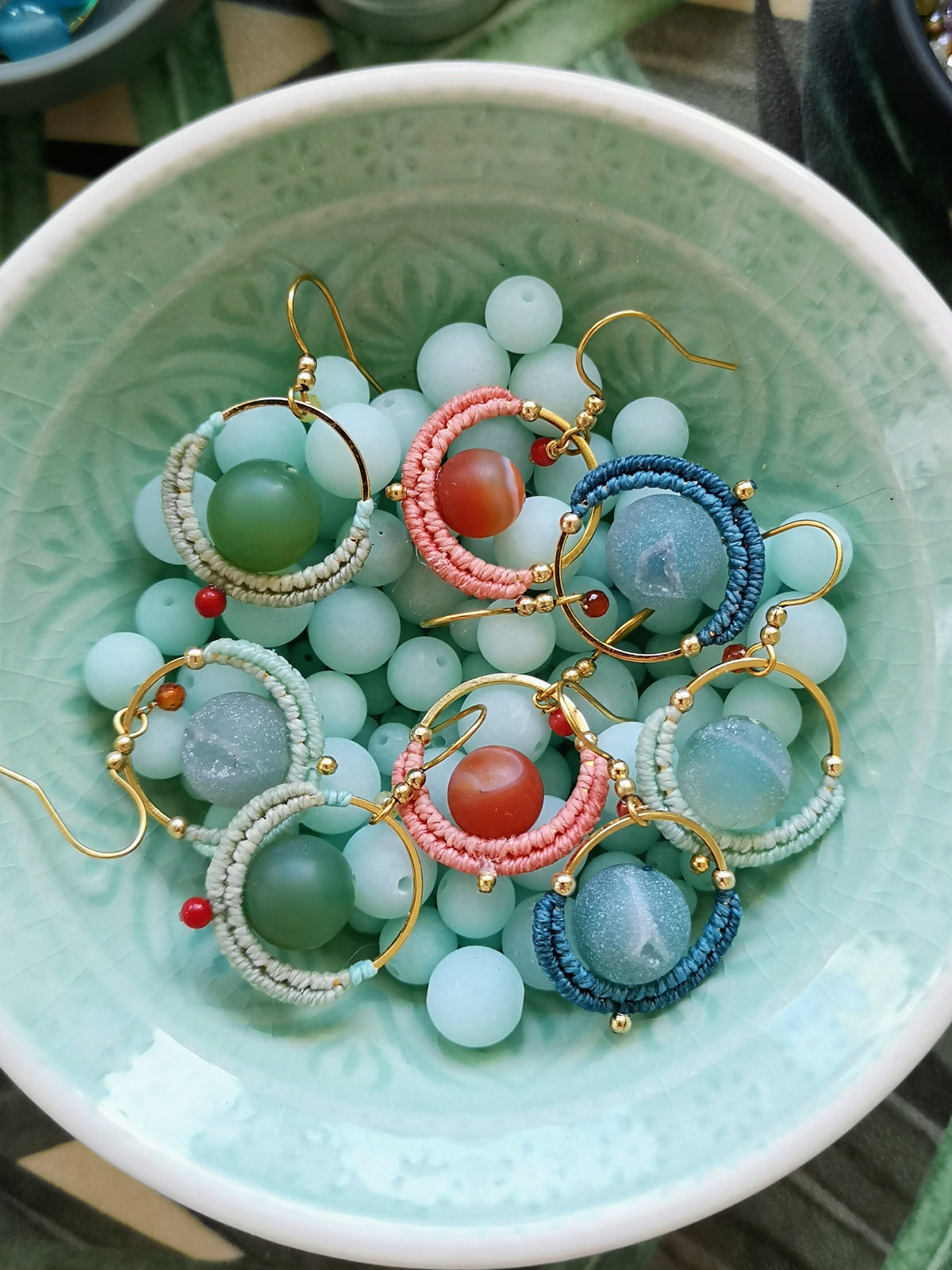 Mini boucles d'oreilles créoles GOA en agate druzy bleu vert sarcelle et rouge - Pièce unique