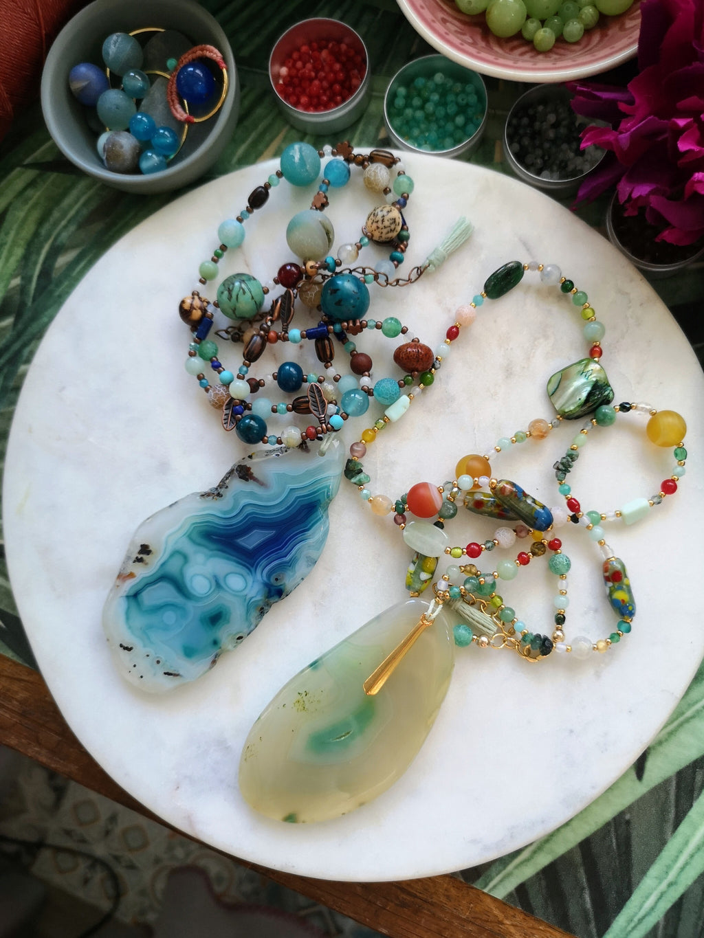 Mala avec une grande agate gris vert menthe opalescent - Collier sautoir en perles de pierres, verre vintage et gold filled 18k - Collection GOA