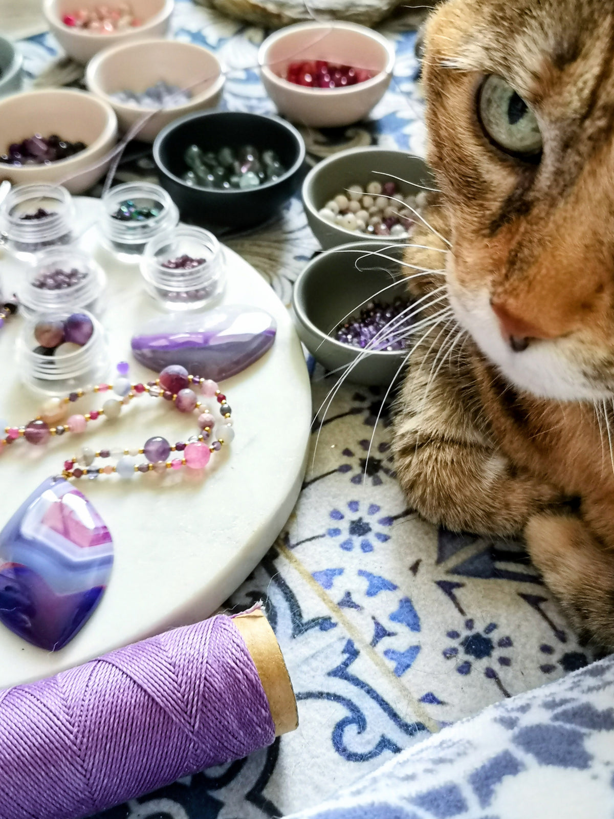 Mala avec un pendentif coeur en agate violet blanc et gris - Collier sautoir 2 rangs en perles de pierres et gold filled 18k - Collection GOA