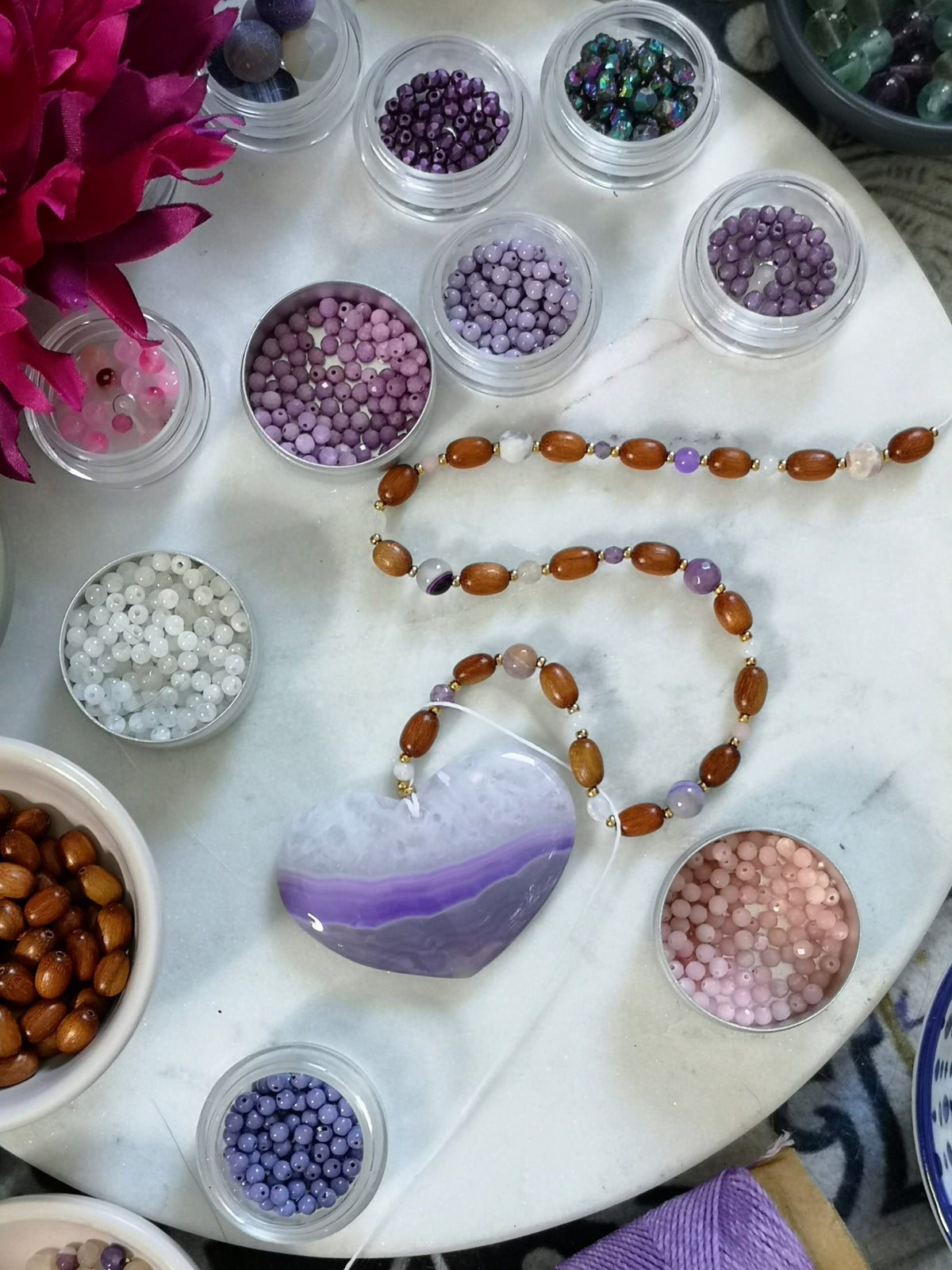 Mala avec un pendentif coeur en agate violet blanc et gris - Collier sautoir 2 rangs en perles de pierres et gold filled 18k - Collection GOA