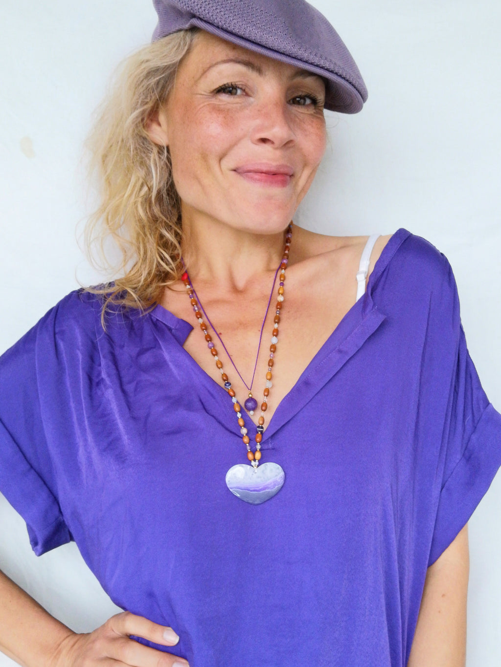 Mala avec un pendentif coeur en agate violet blanc et gris - Collier sautoir 2 rangs en perles de pierres et gold filled 18k - Collection GOA