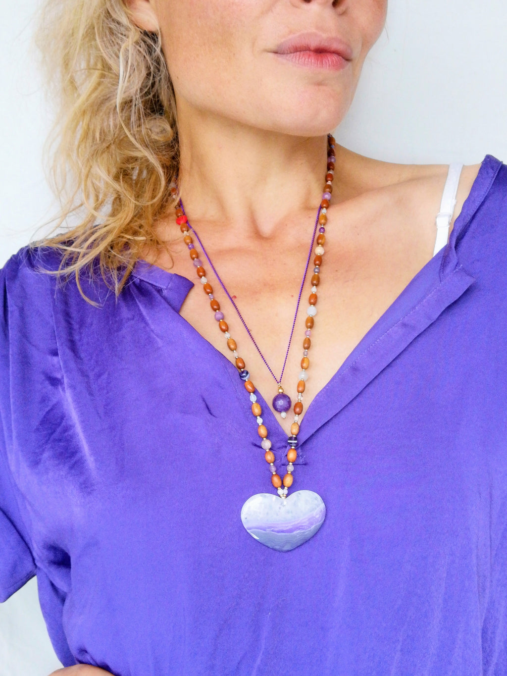 Mala avec un pendentif coeur en agate violet blanc et gris - Collier sautoir 2 rangs en perles de pierres et gold filled 18k - Collection GOA