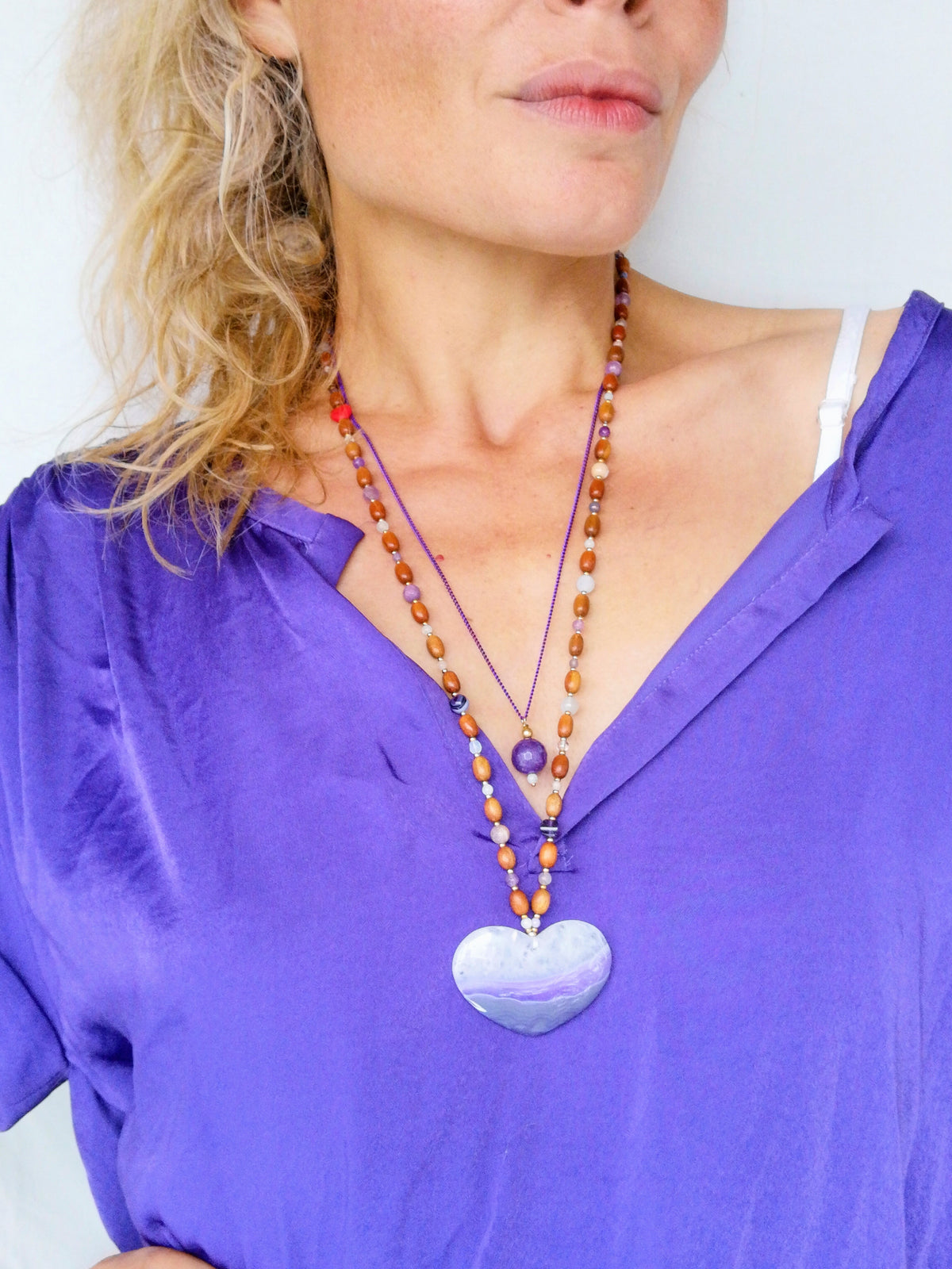 Mala avec un pendentif coeur en agate violet blanc et gris - Collier sautoir 2 rangs en perles de pierres et gold filled 18k - Collection GOA