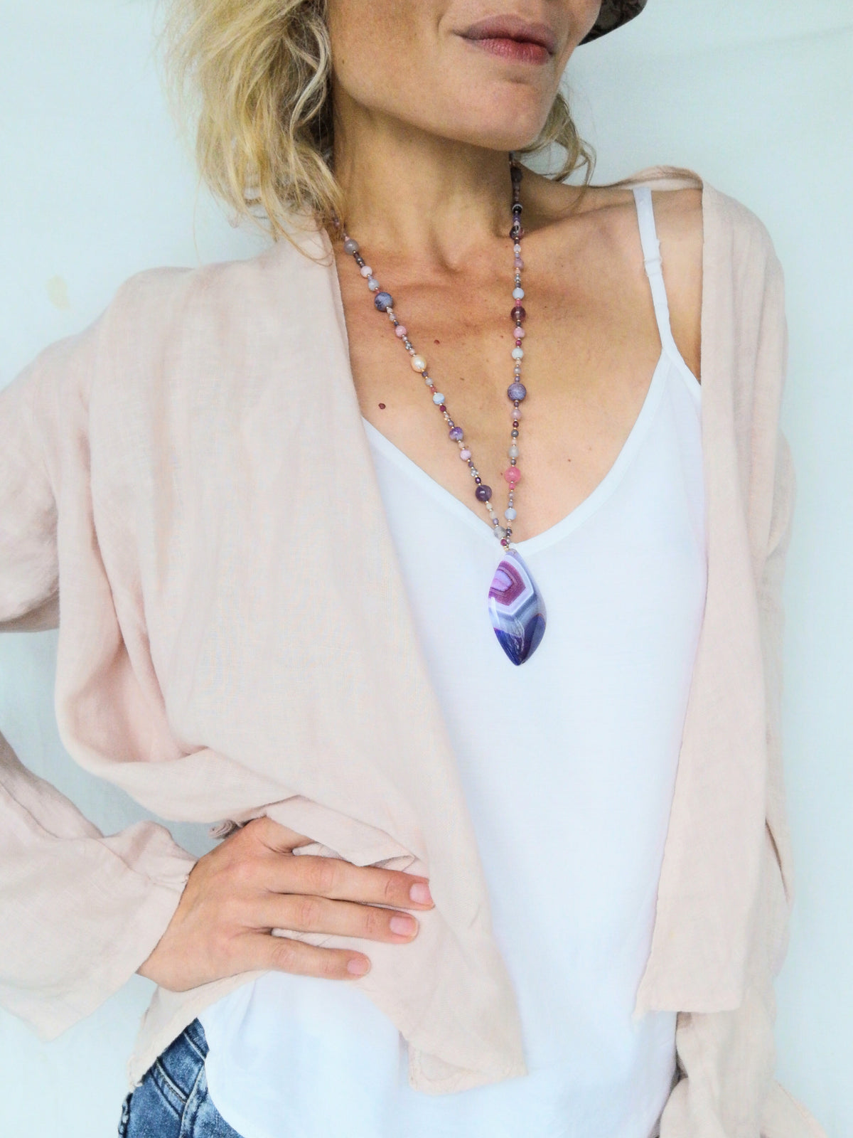 Mala avec un pendentif en agate violet rose grise - Collier sautoir en perles de pierres, verre vintage et gold filled 18k - Collection GOA