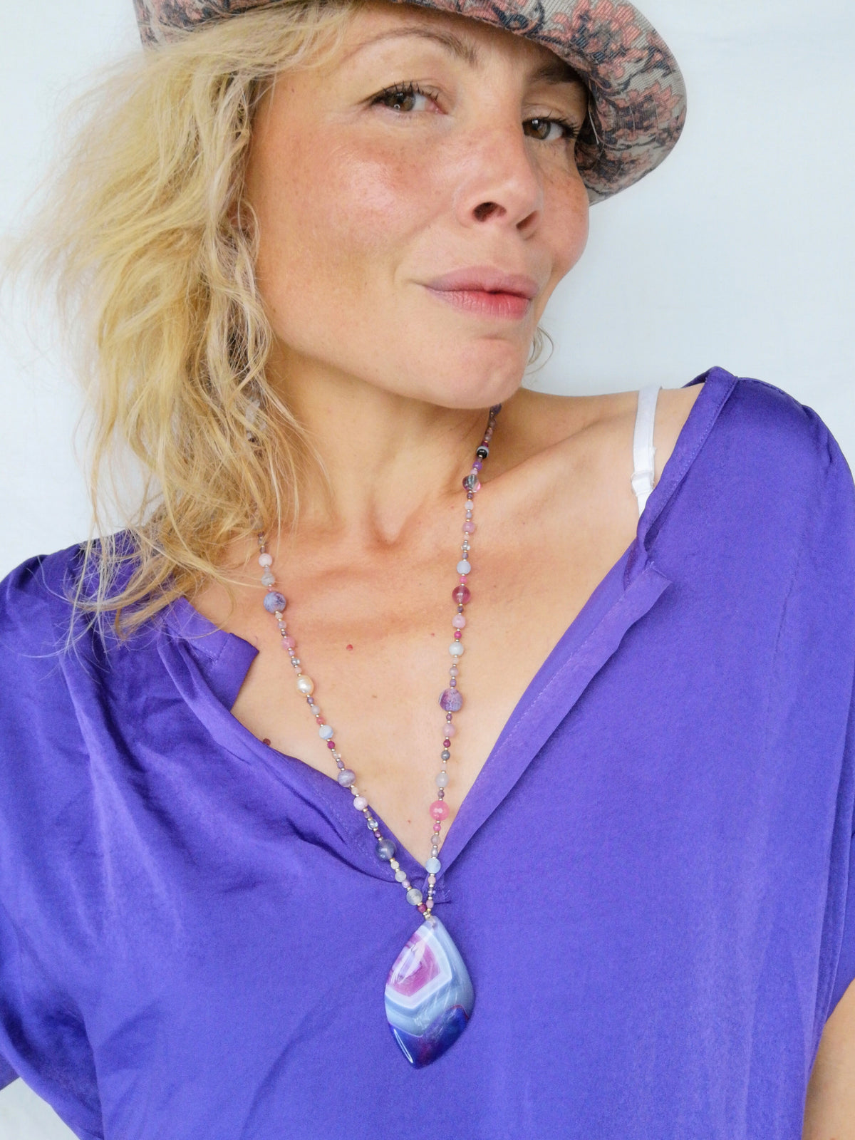 Mala avec un pendentif en agate violet rose grise - Collier sautoir en perles de pierres, verre vintage et gold filled 18k - Collection GOA
