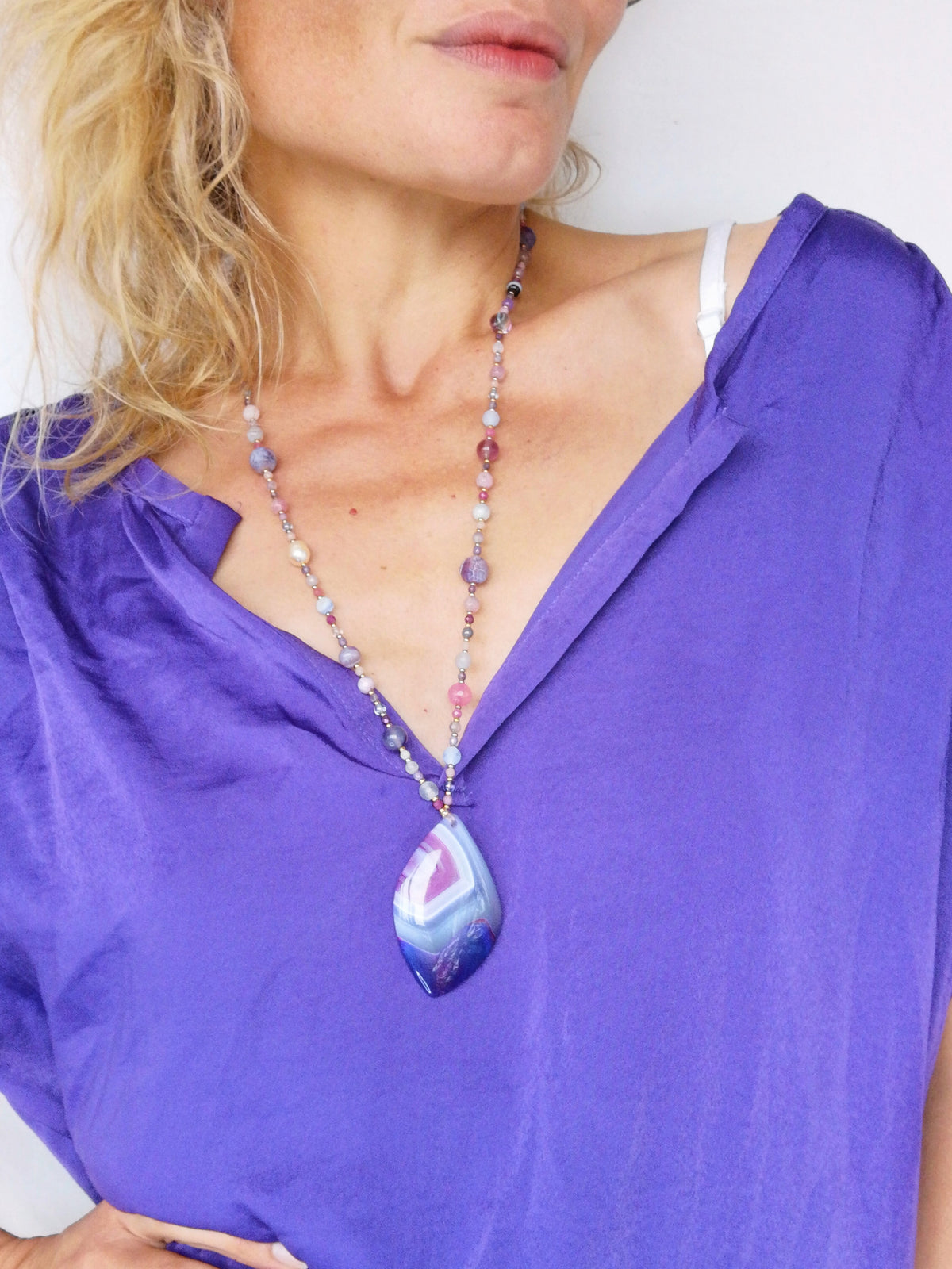 Mala avec un pendentif en agate violet rose grise - Collier sautoir en perles de pierres, verre vintage et gold filled 18k - Collection GOA