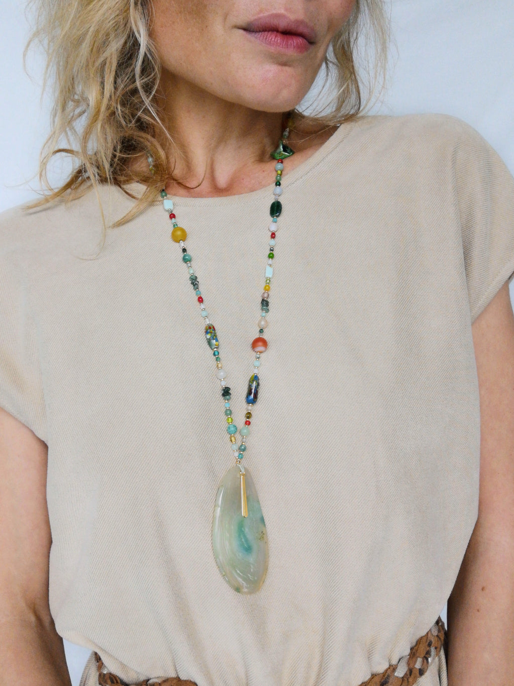 Mala avec une grande agate gris vert menthe opalescent - Collier sautoir en perles de pierres, verre vintage et gold filled 18k - Collection GOA