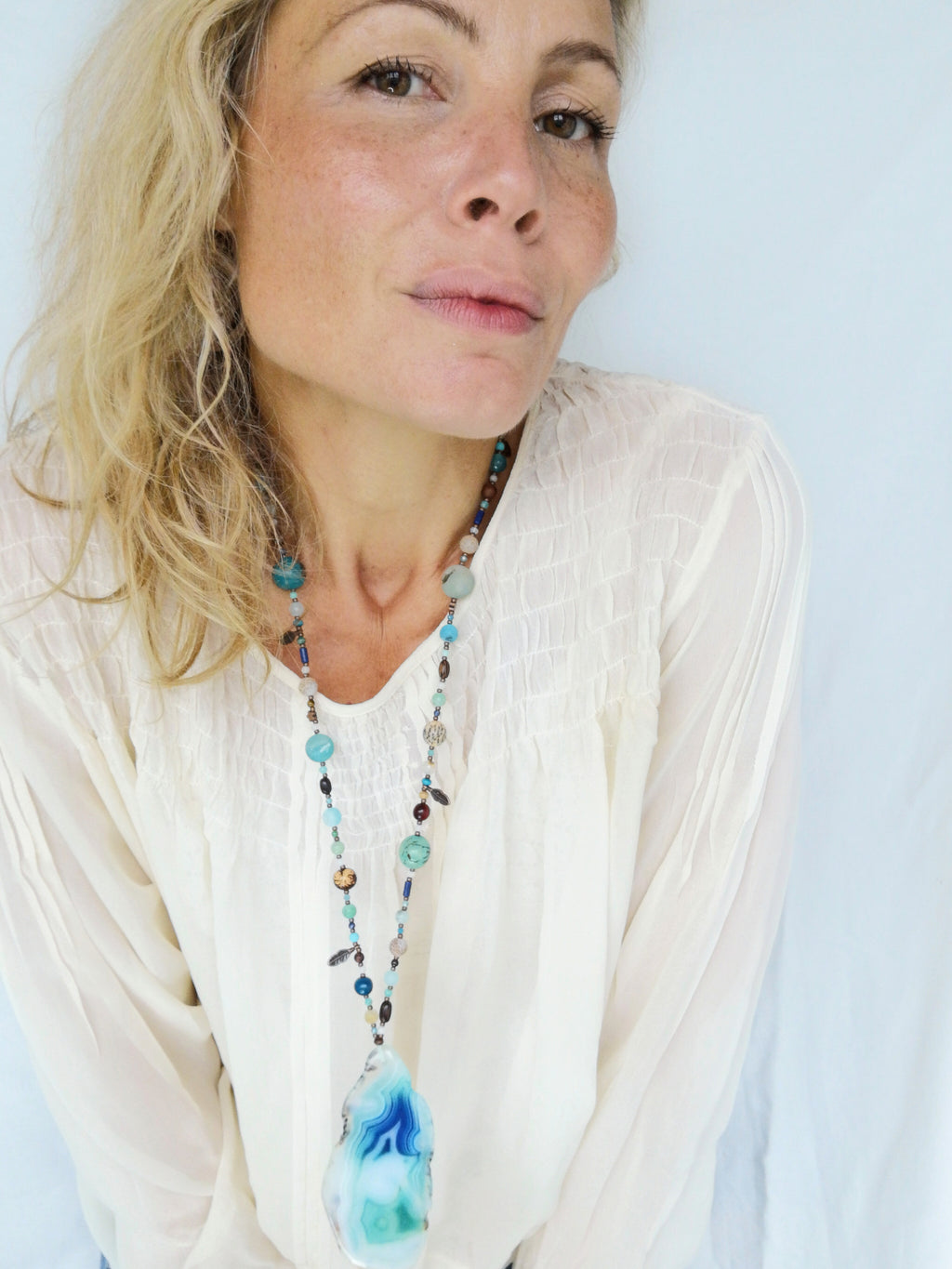 Mala avec une grande agate bleue - Collier sautoir en perles de pierres, graines, bois et métal cuivré - Collection GOA