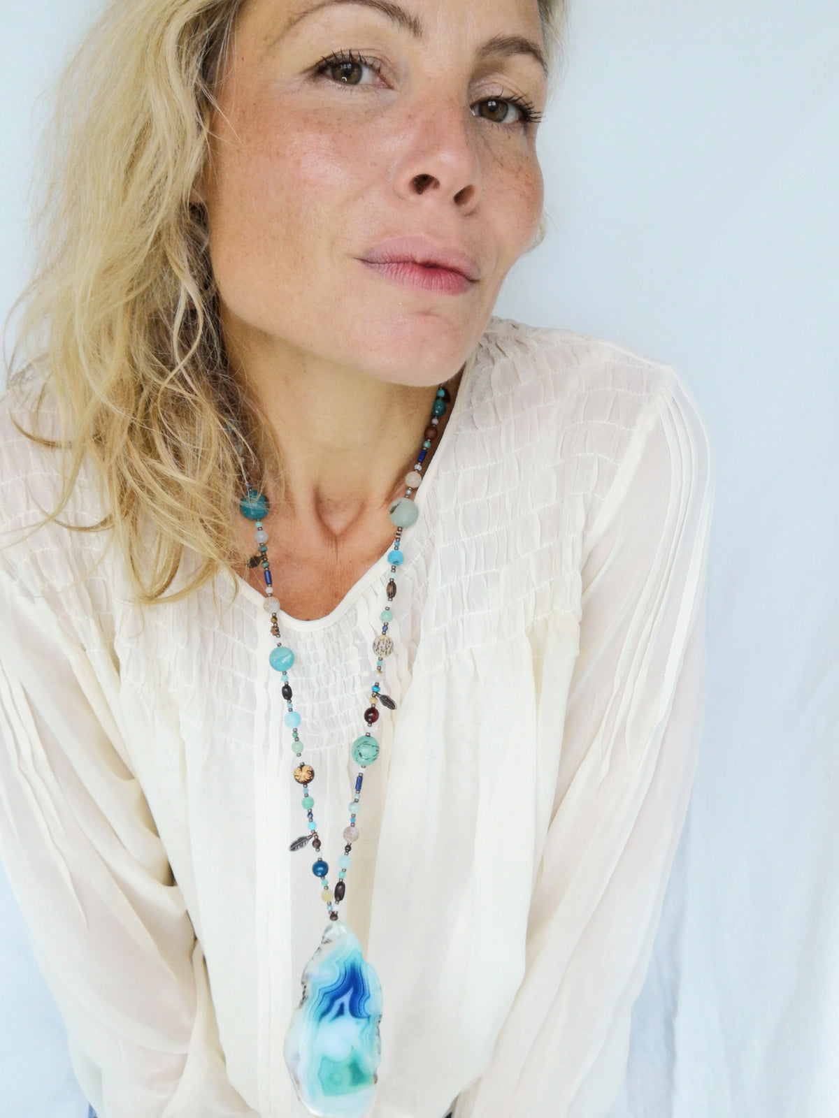 Mala avec une grande agate bleue - Collier sautoir en perles de pierres, graines, bois et métal cuivré - Collection GOA