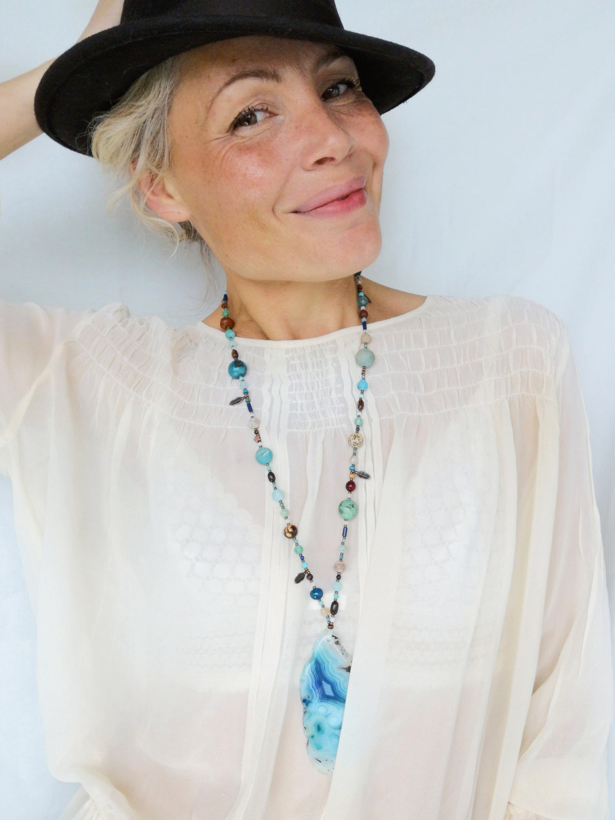 Mala avec une grande agate bleue - Collier sautoir en perles de pierres, graines, bois et métal cuivré - Collection GOA