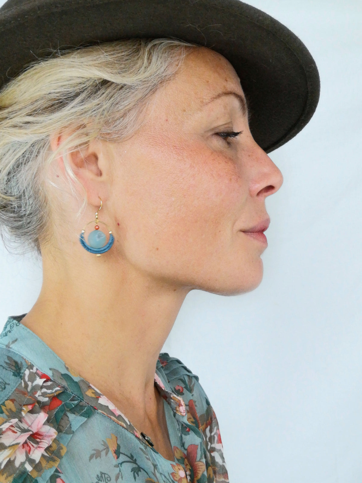 Mini boucles d'oreilles créoles GOA en agate druzy bleu vert sarcelle et rouge - Pièce unique
