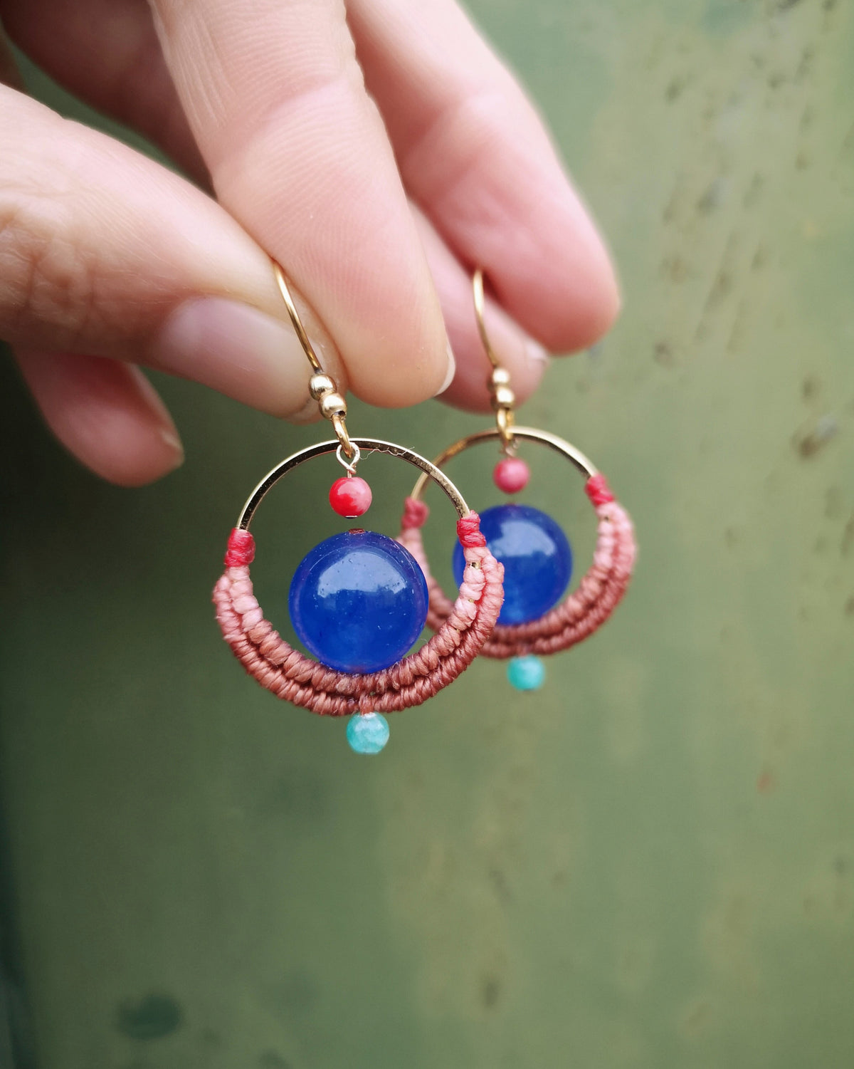 Mini boucles d'oreilles créoles GOA en agate bleue, amazonite et corail rouge